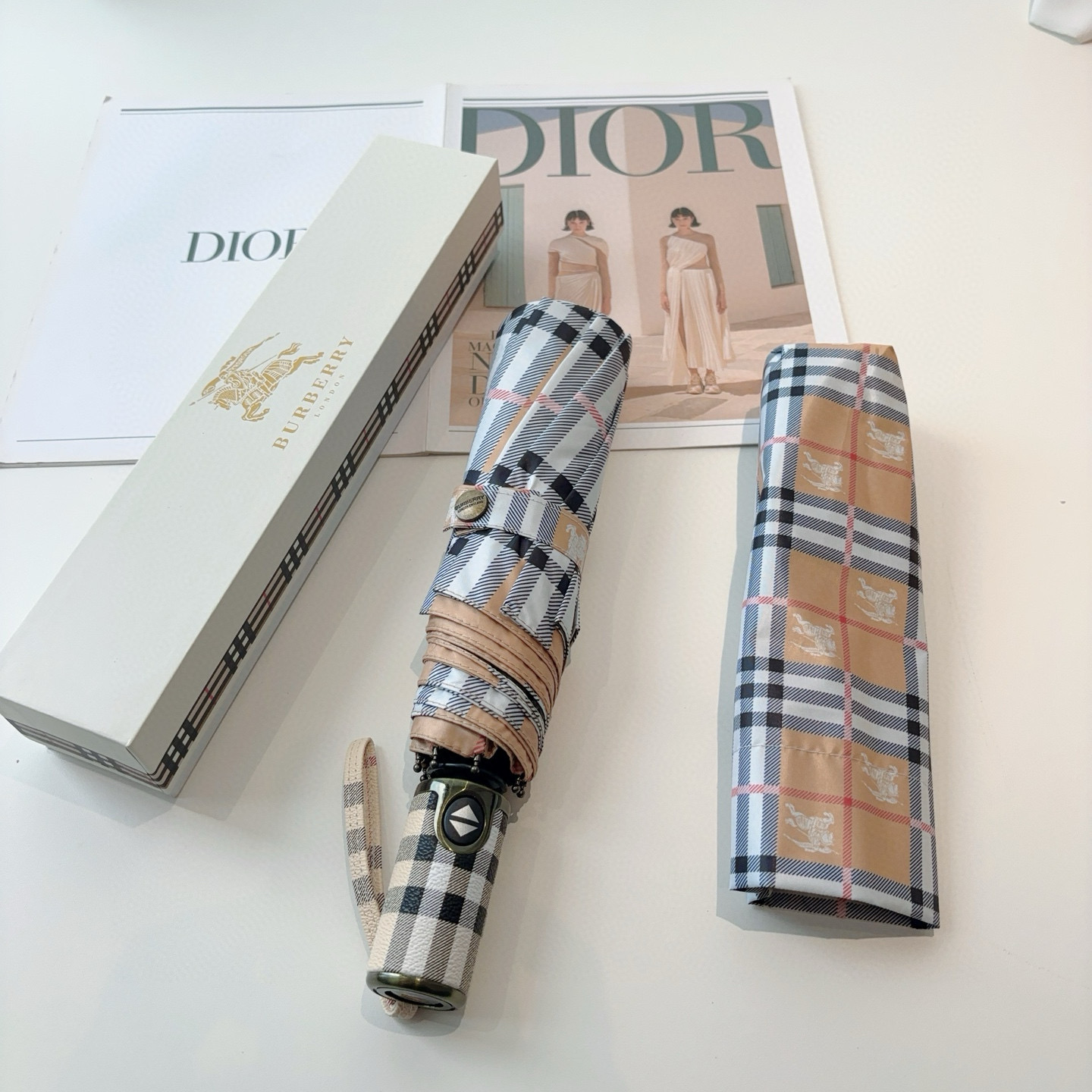  BURBERRY（巴宝莉） 三折自动折叠晴雨伞 年度巅峰之作 经典 高雅 时髦 这就是被称为英国BUR