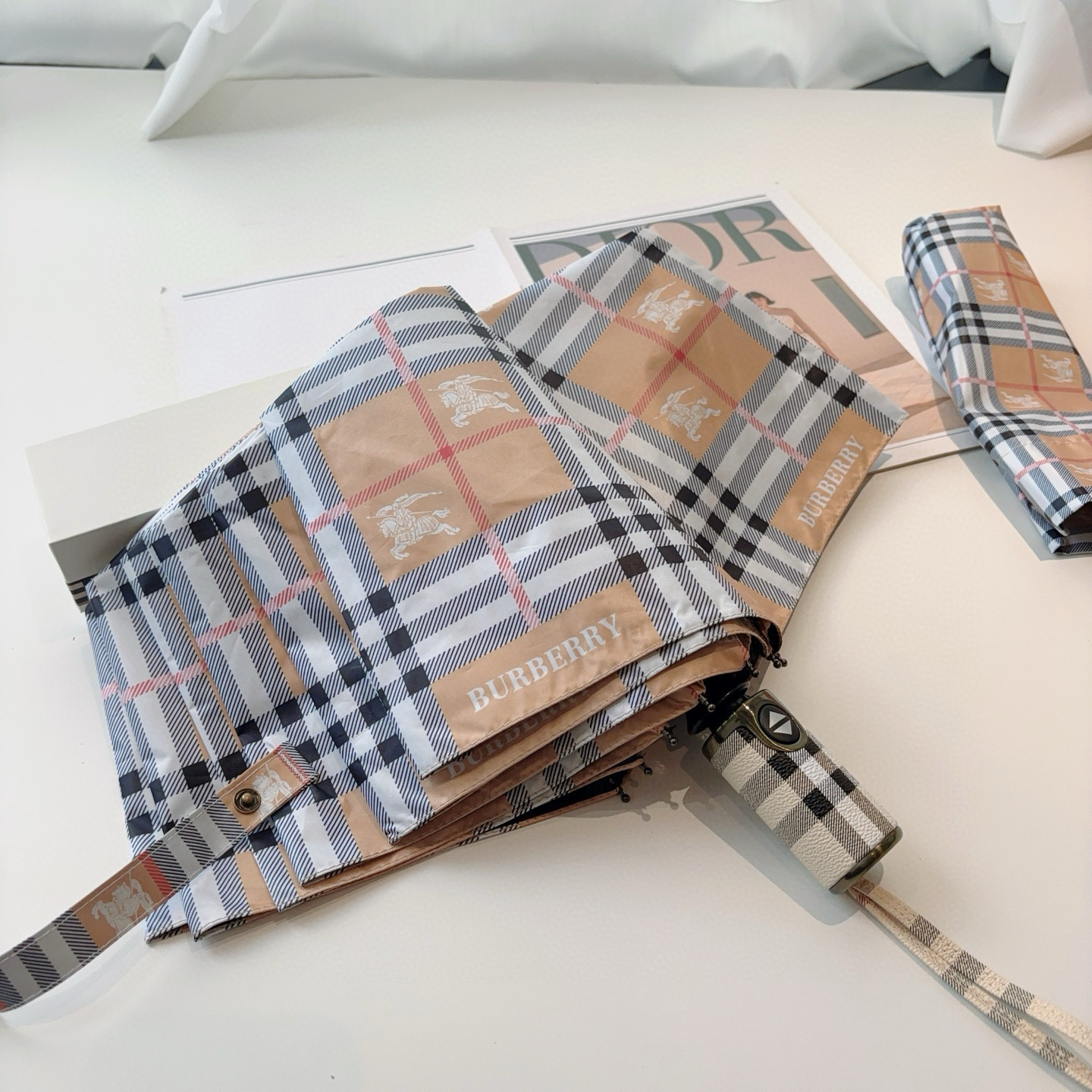  BURBERRY（巴宝莉） 三折自动折叠晴雨伞 年度巅峰之作 经典 高雅 时髦 这就是被称为英国BUR
