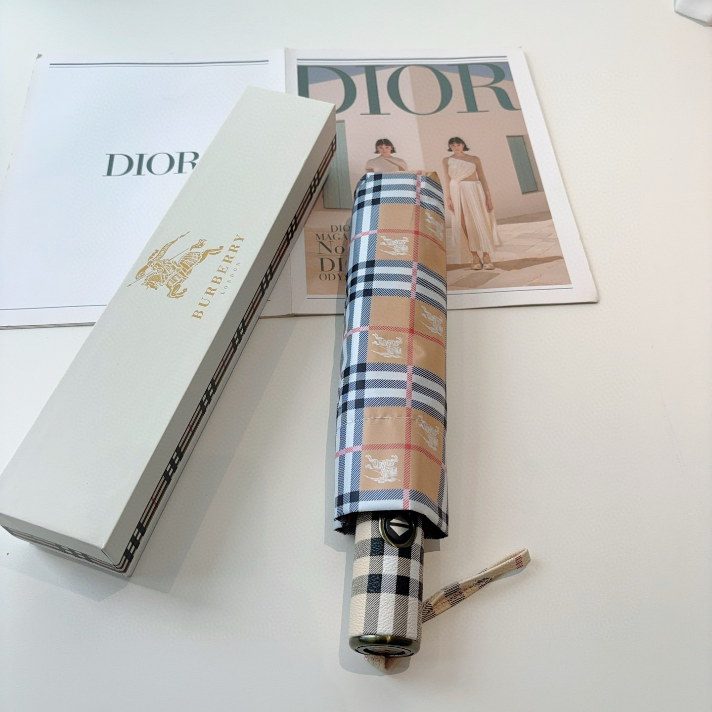  BURBERRY（巴宝莉） 三折自动折叠晴雨伞 年度巅峰之作 经典 高雅 时髦 这就是被称为英国BUR