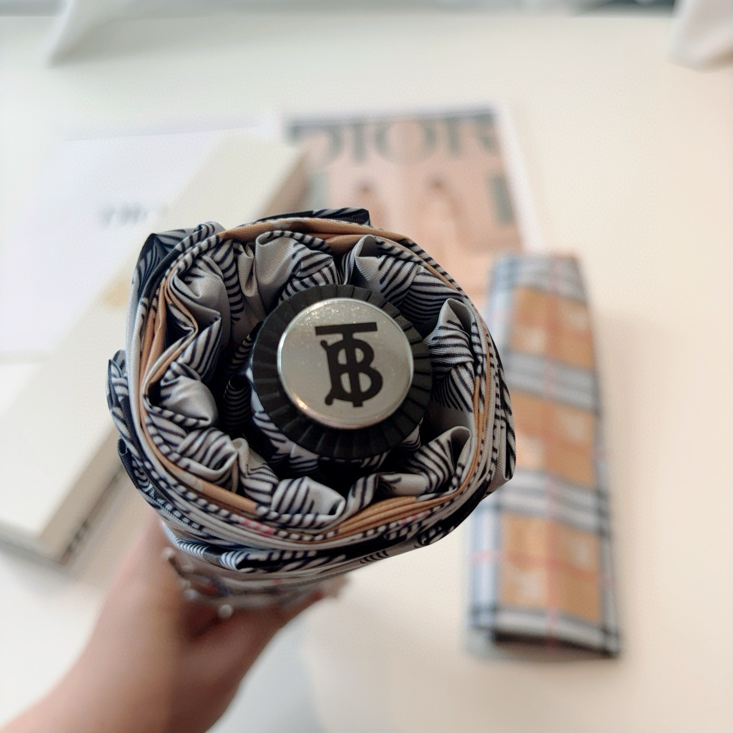  BURBERRY（巴宝莉） 三折自动折叠晴雨伞 年度巅峰之作 经典 高雅 时髦 这就是被称为英国BUR