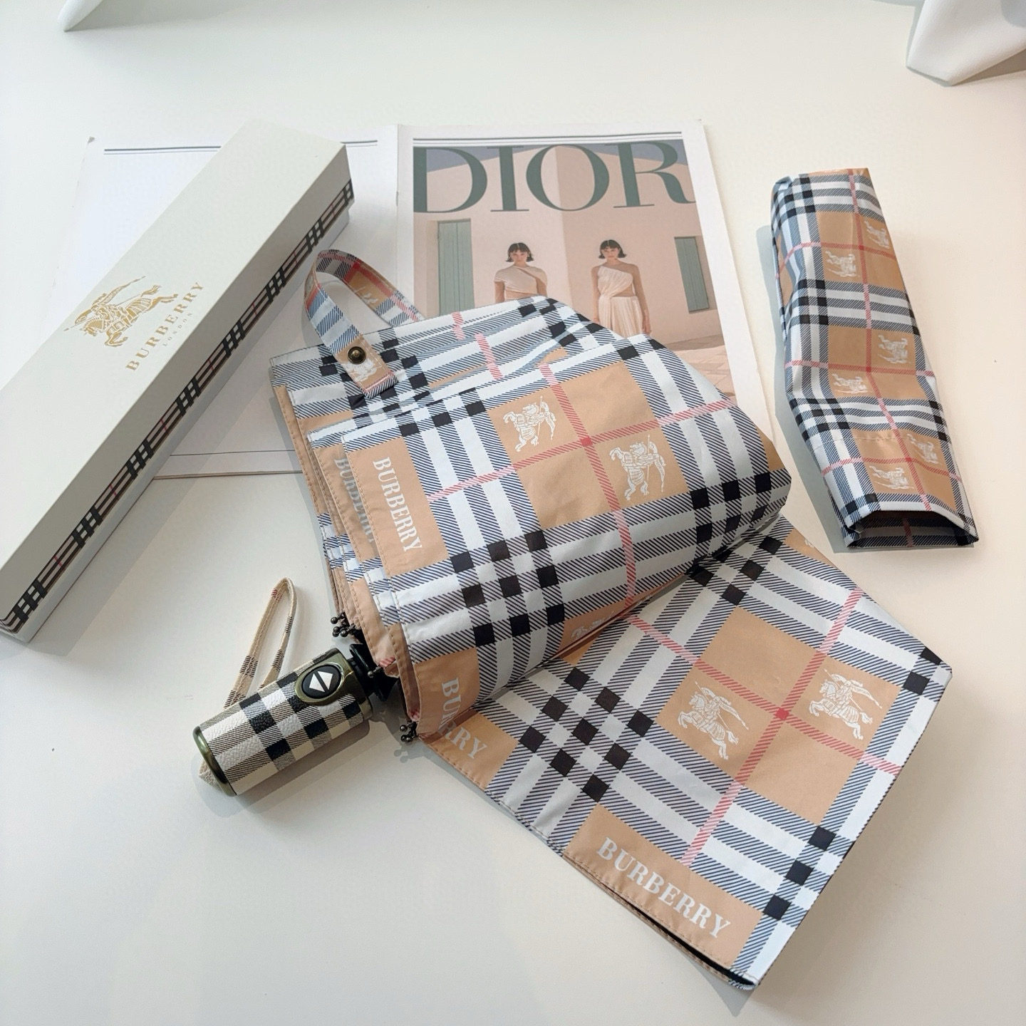  BURBERRY（巴宝莉） 三折自动折叠晴雨伞 年度巅峰之作 经典 高雅 时髦 这就是被称为英国BUR