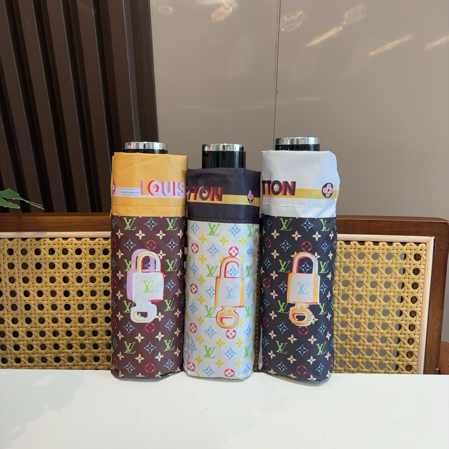  LOUIS VUITTON（路易威登）五折伞 热卖款 时尚指数爆表 不论晴天雨天使用都相得益彰 拥有它
