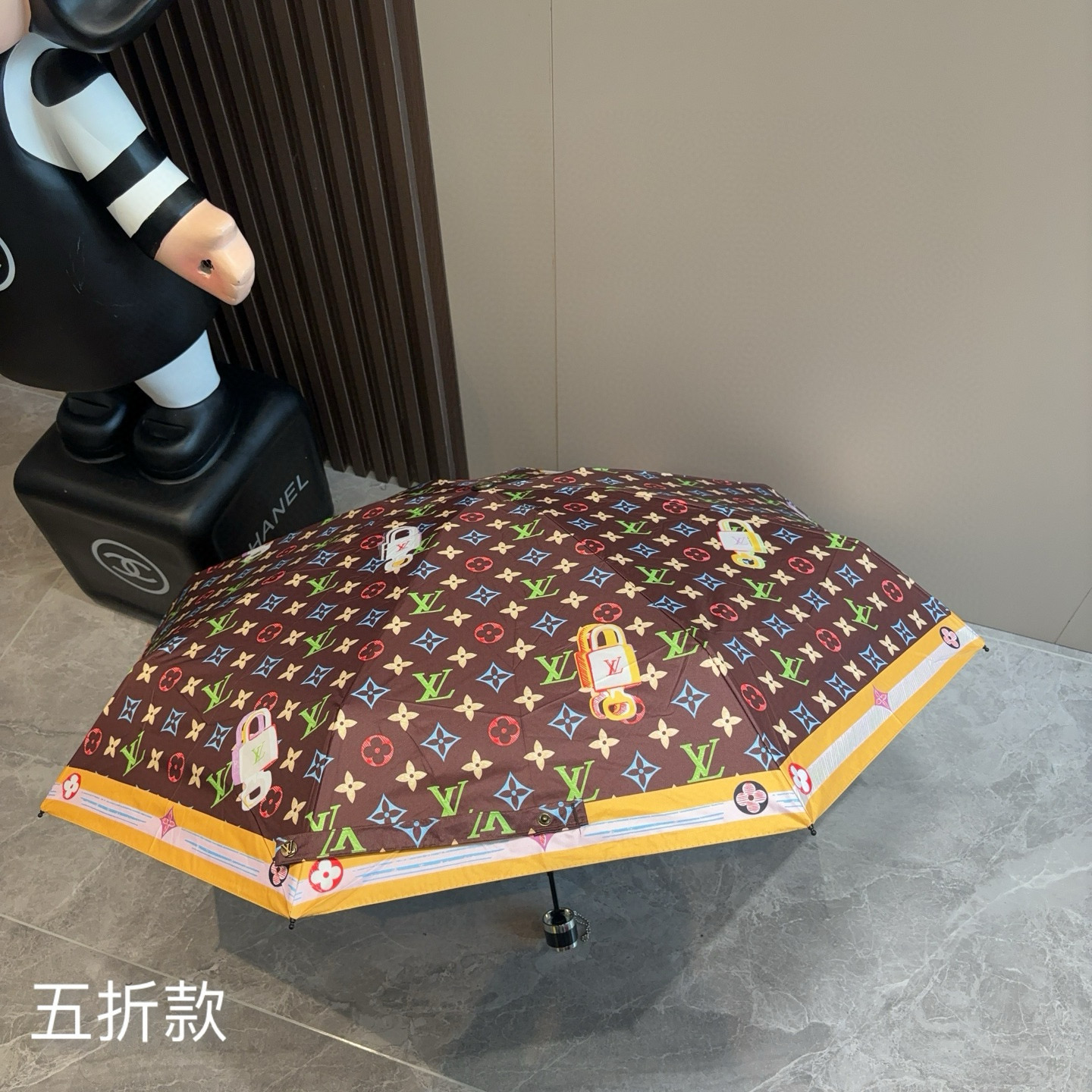  LOUIS VUITTON（路易威登）五折伞 热卖款 时尚指数爆表 不论晴天雨天使用都相得益彰 拥有它