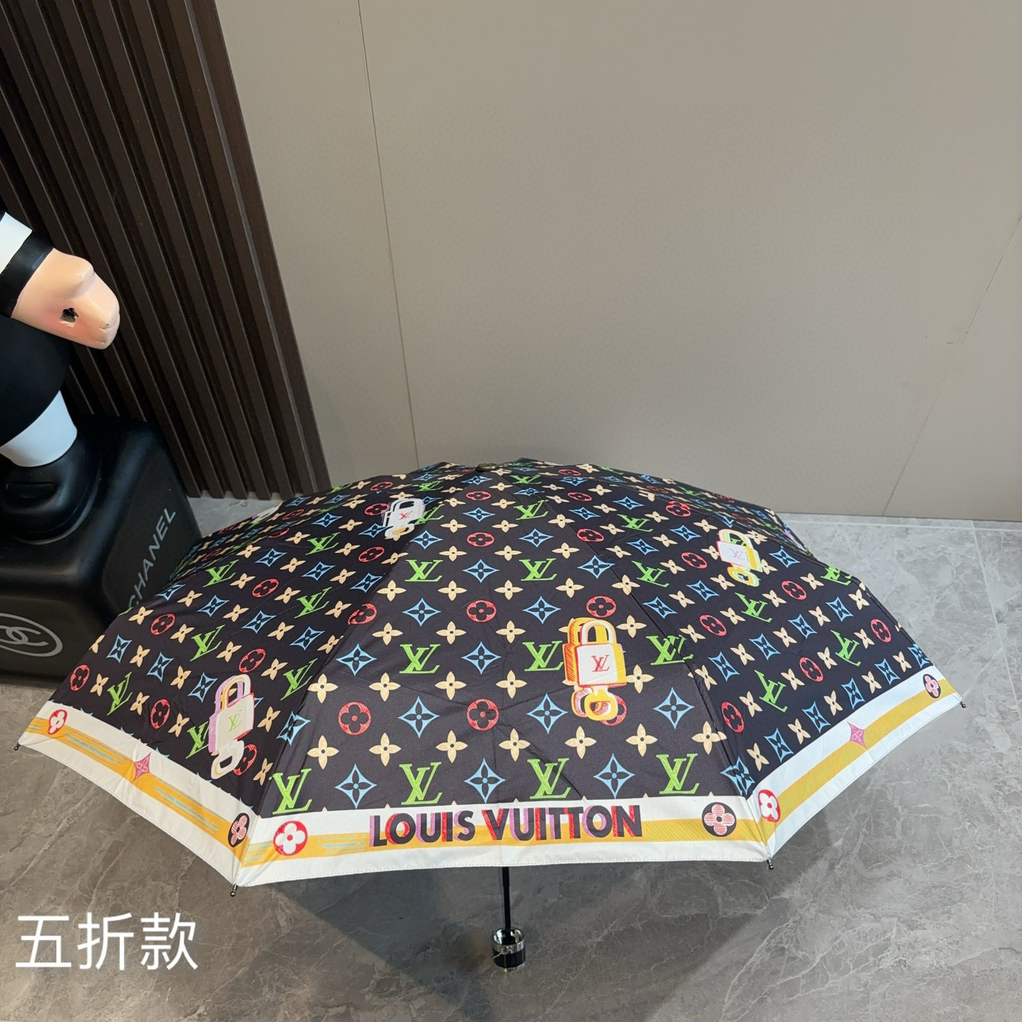  LOUIS VUITTON（路易威登）五折伞 热卖款 时尚指数爆表 不论晴天雨天使用都相得益彰 拥有它