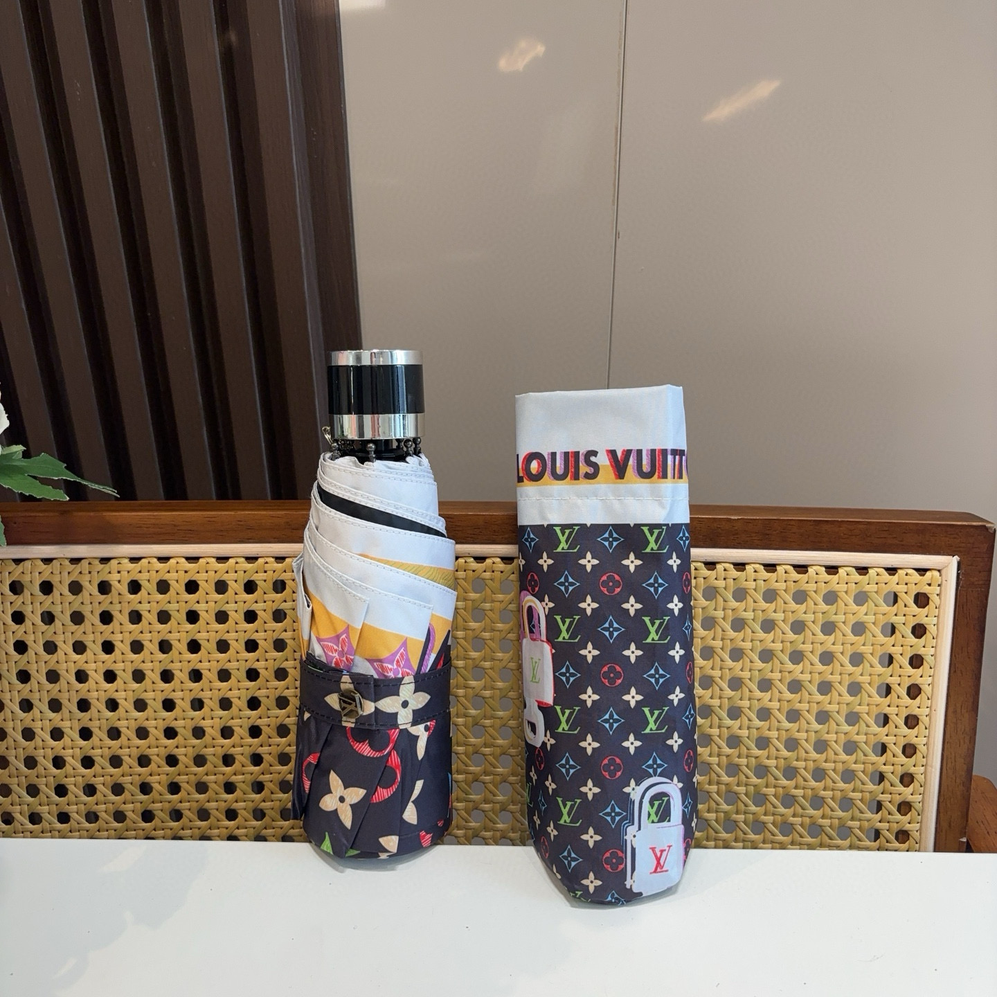  LOUIS VUITTON（路易威登）五折伞 热卖款 时尚指数爆表 不论晴天雨天使用都相得益彰 拥有它