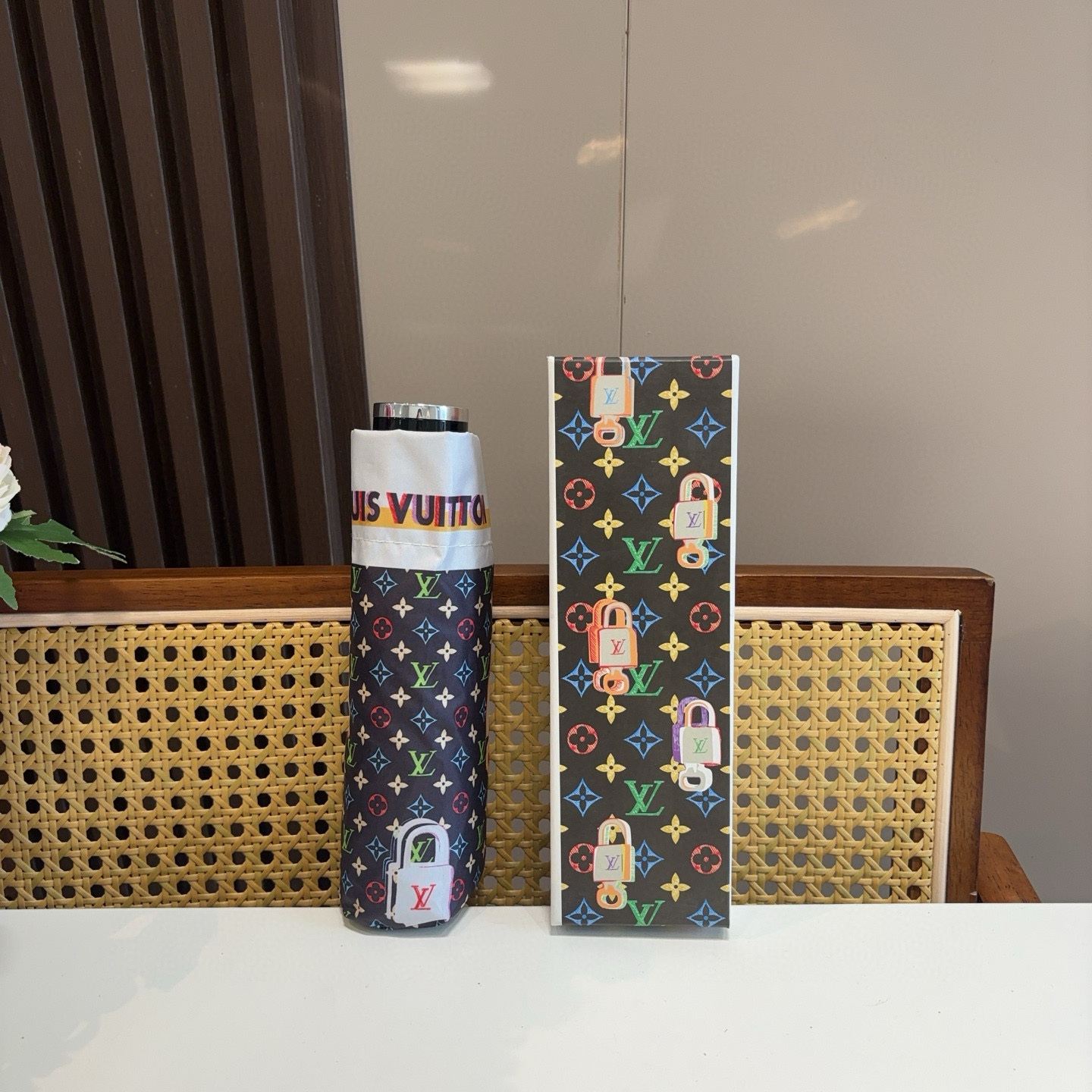  LOUIS VUITTON（路易威登）五折伞 热卖款 时尚指数爆表 不论晴天雨天使用都相得益彰 拥有它