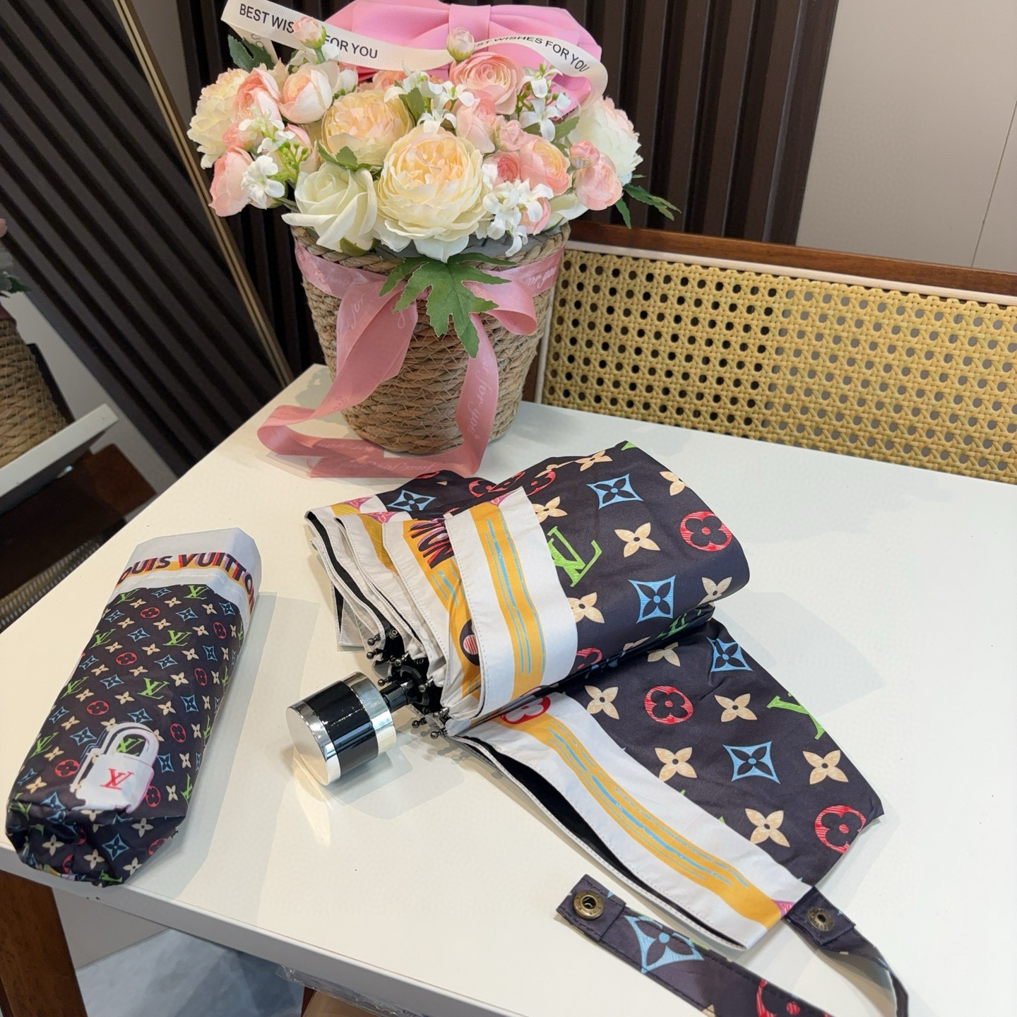  LOUIS VUITTON（路易威登）五折伞 热卖款 时尚指数爆表 不论晴天雨天使用都相得益彰 拥有它