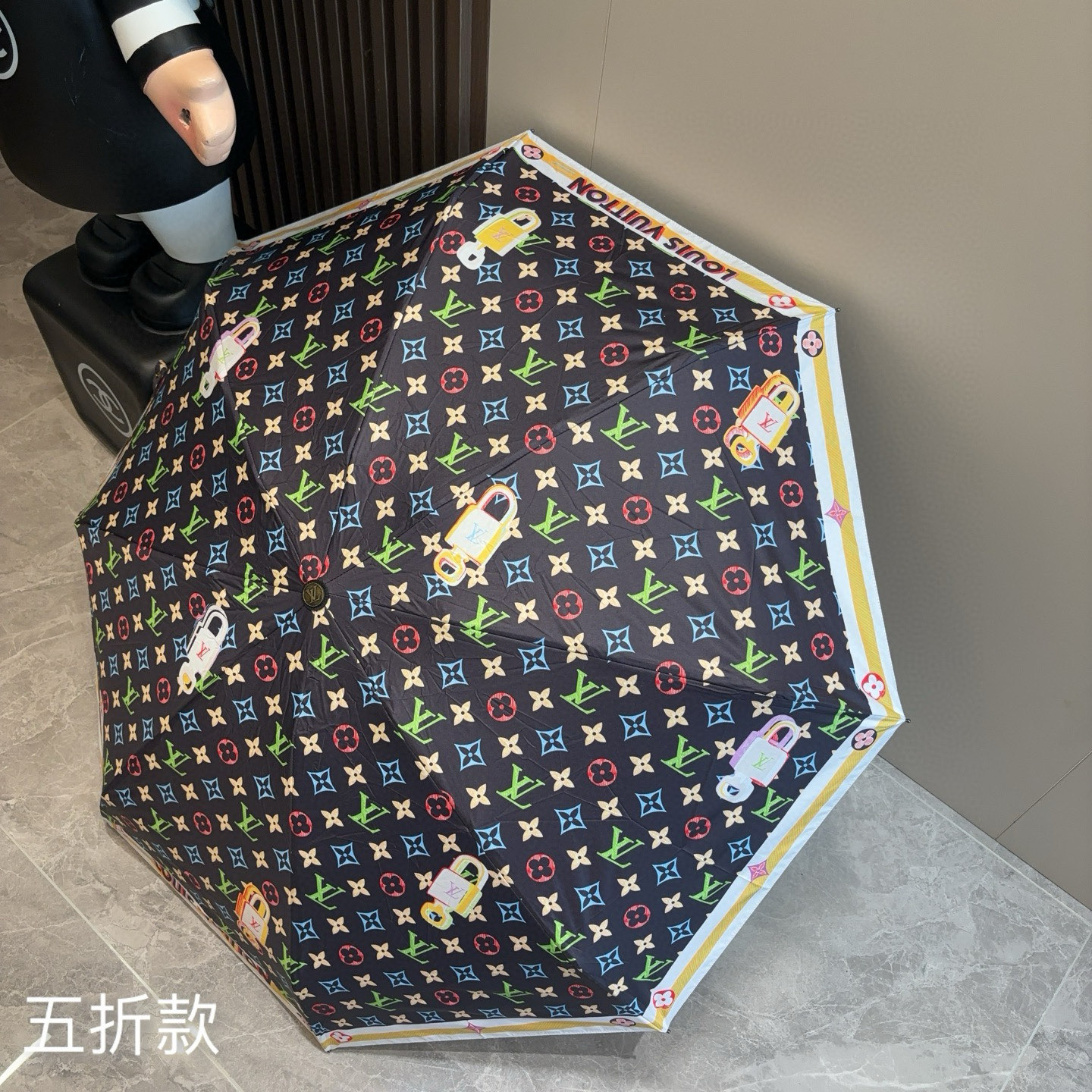  LOUIS VUITTON（路易威登）五折伞 热卖款 时尚指数爆表 不论晴天雨天使用都相得益彰 拥有它