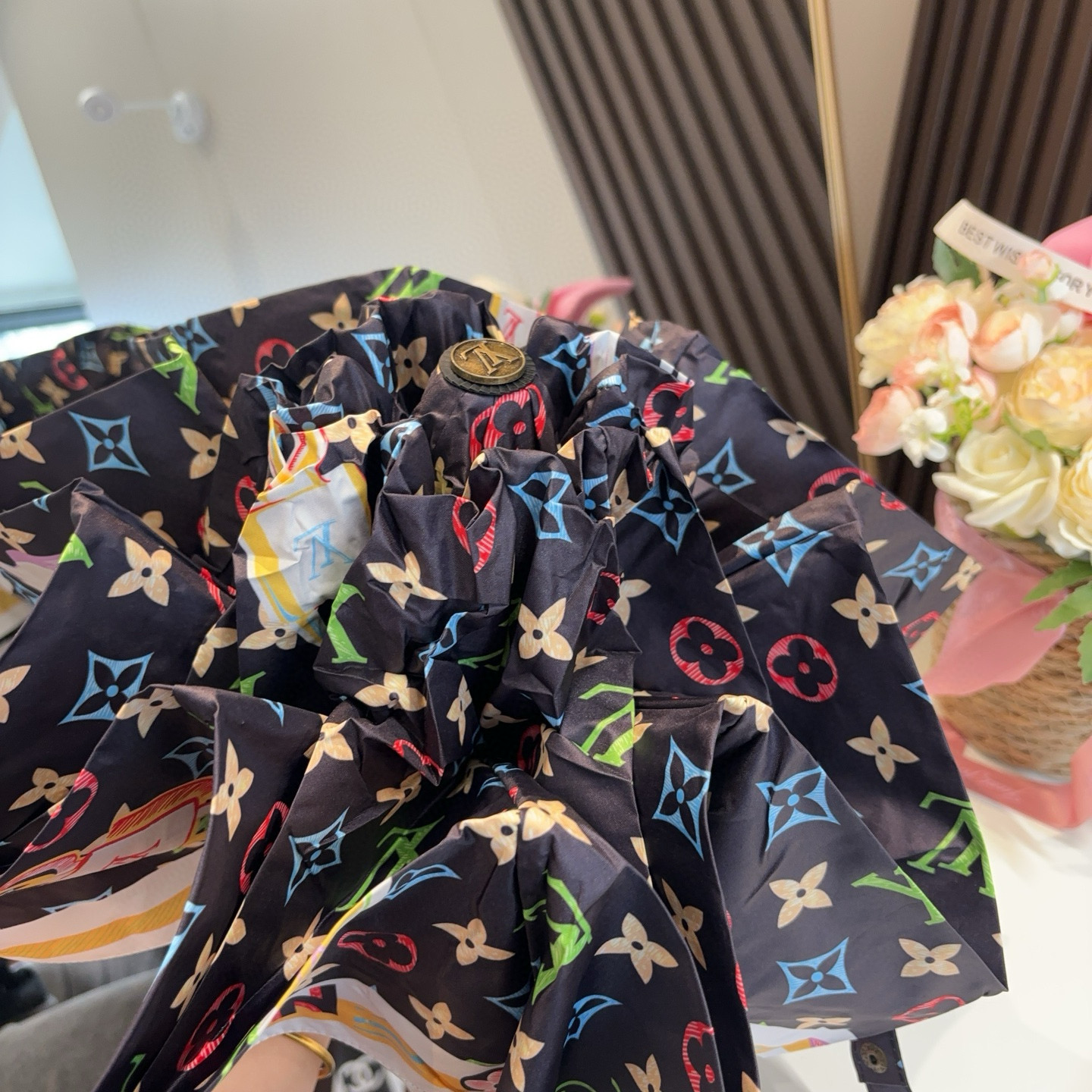  LOUIS VUITTON（路易威登）五折伞 热卖款 时尚指数爆表 不论晴天雨天使用都相得益彰 拥有它