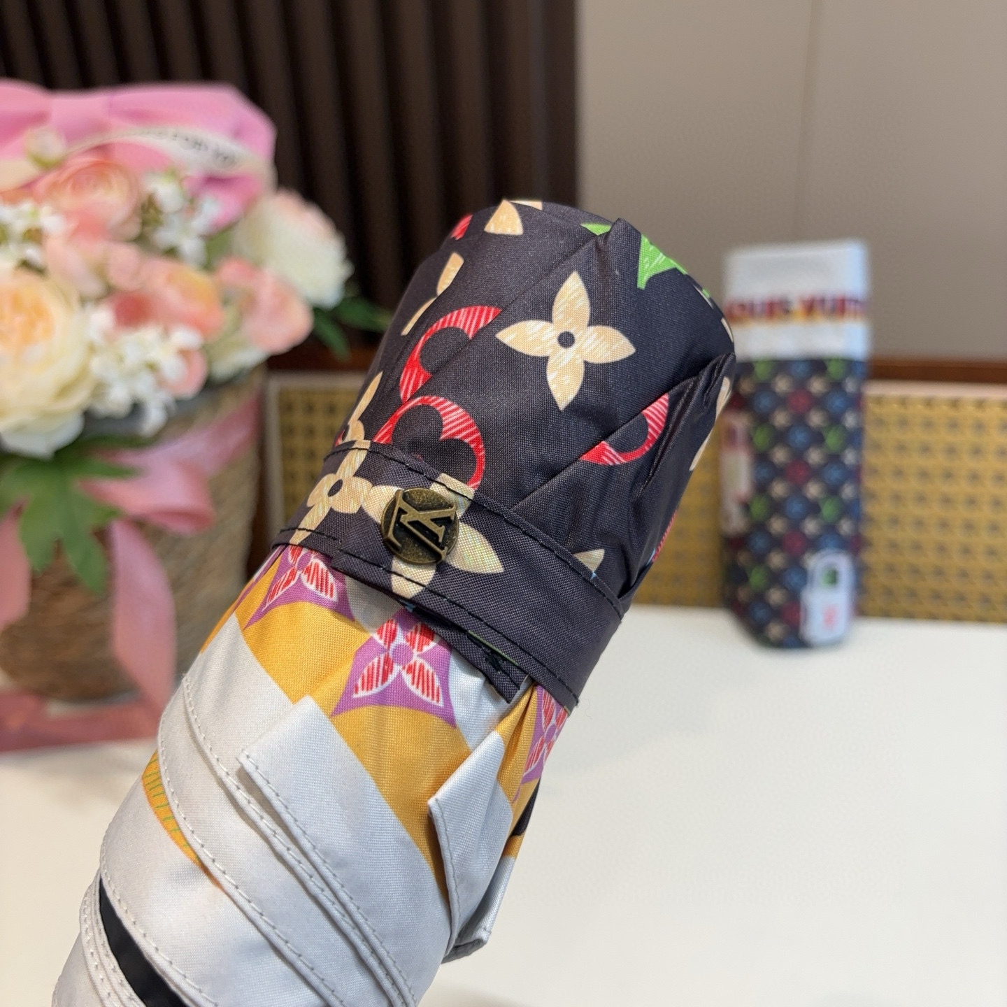  LOUIS VUITTON（路易威登）五折伞 热卖款 时尚指数爆表 不论晴天雨天使用都相得益彰 拥有它