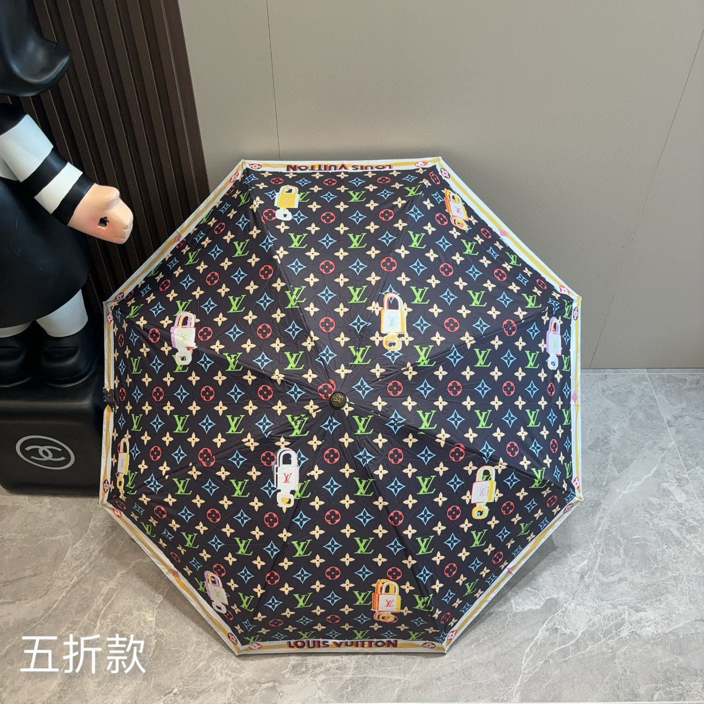  LOUIS VUITTON（路易威登）五折伞 热卖款 时尚指数爆表 不论晴天雨天使用都相得益彰 拥有它