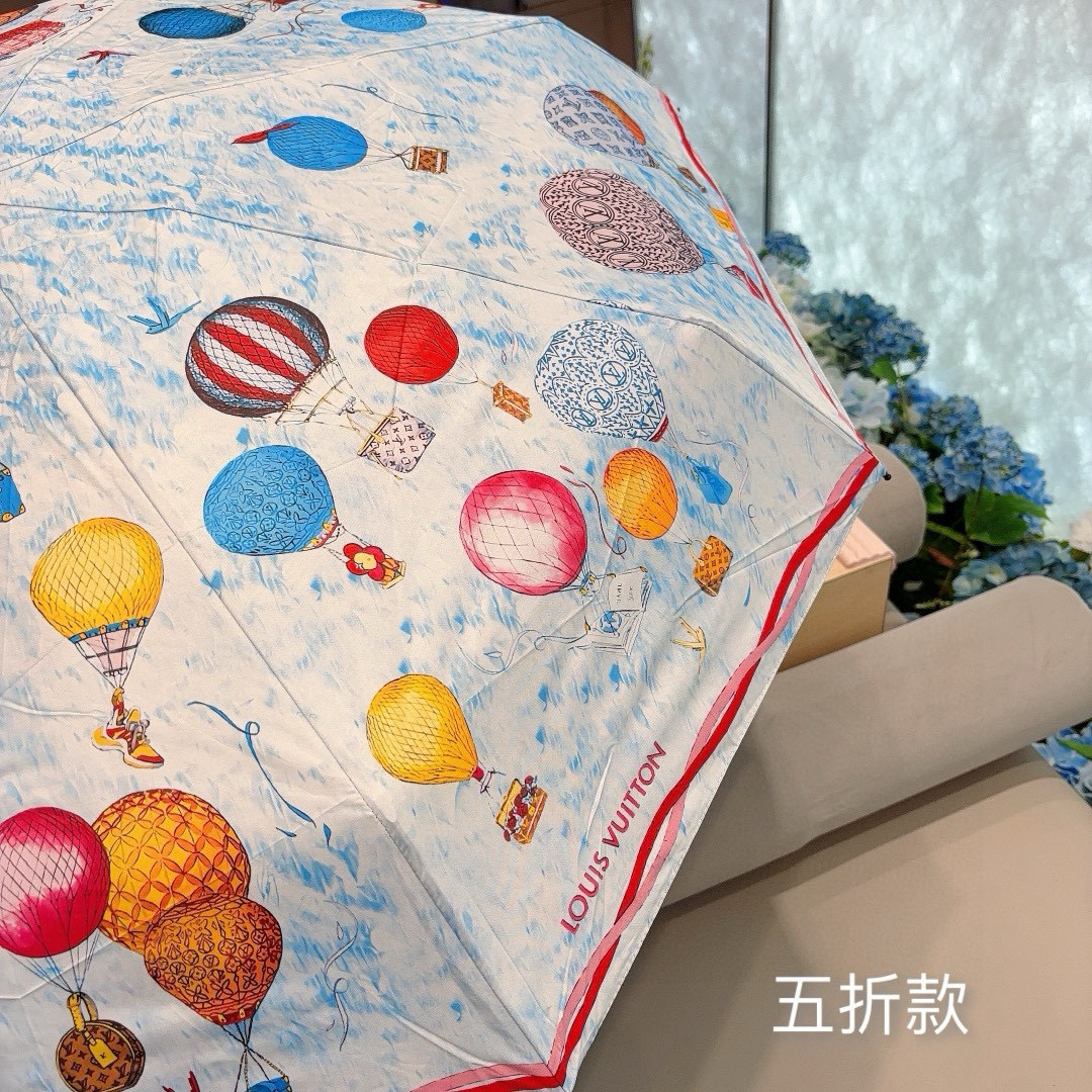  LOUIS VUITTON（路易威登）五折伞 热卖款 时尚指数爆表 不论晴天雨天使用都相得益彰 拥有它