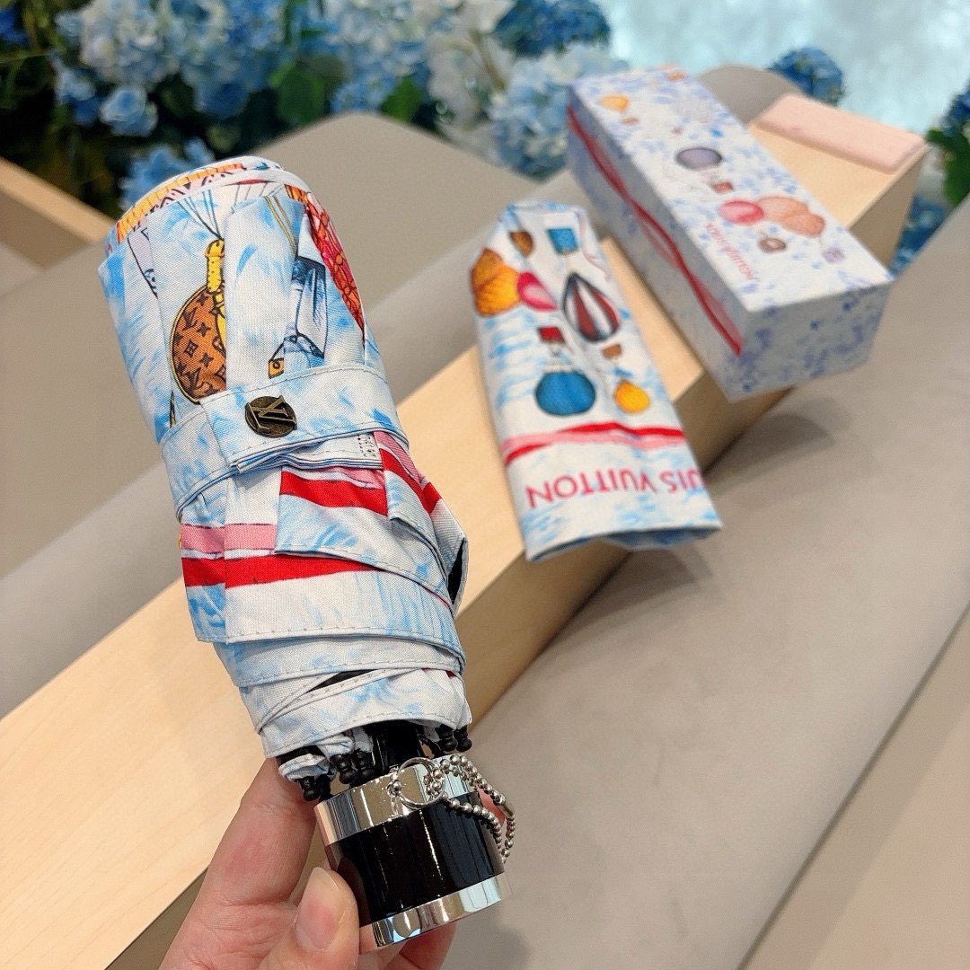  LOUIS VUITTON（路易威登）五折伞 热卖款 时尚指数爆表 不论晴天雨天使用都相得益彰 拥有它