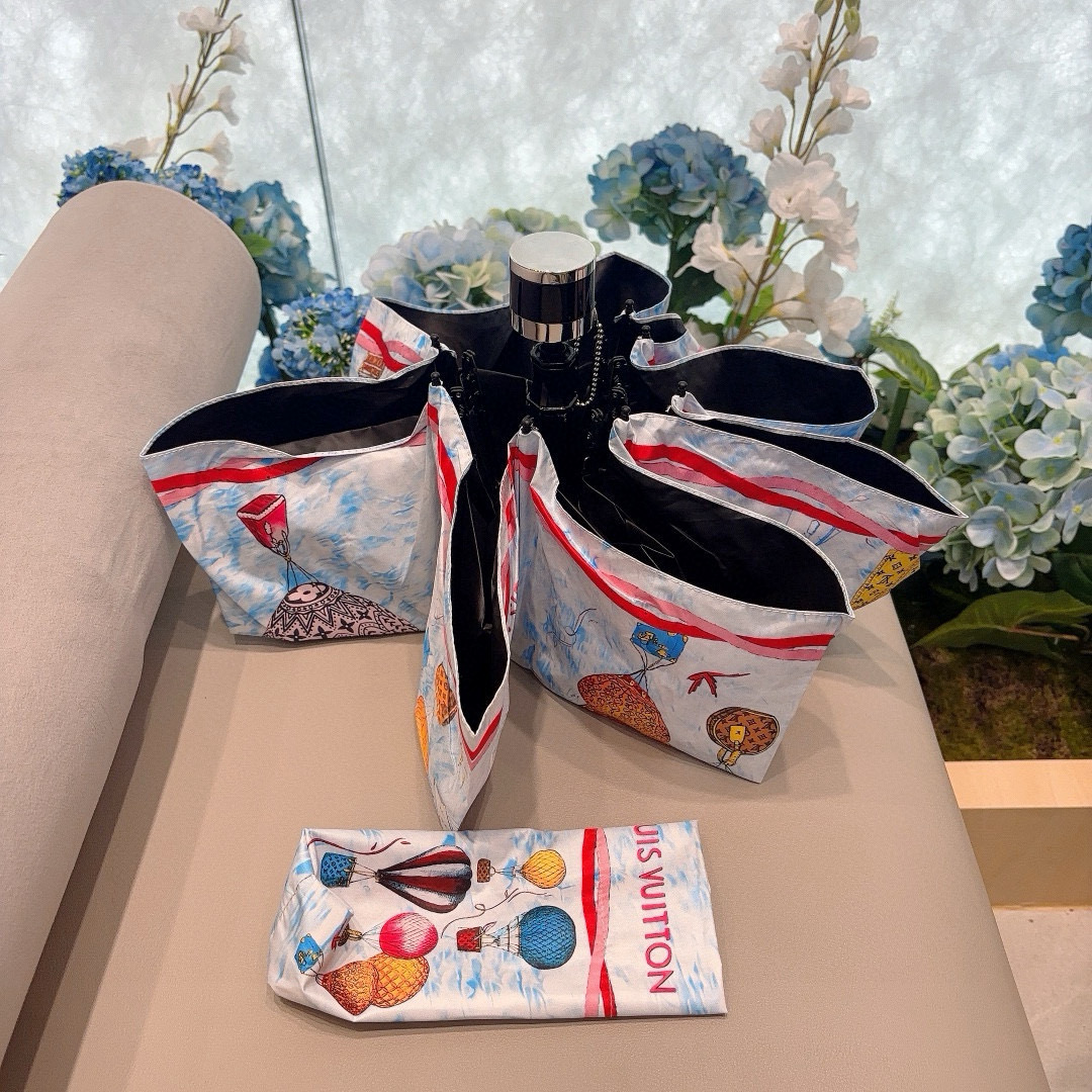  LOUIS VUITTON（路易威登）五折伞 热卖款 时尚指数爆表 不论晴天雨天使用都相得益彰 拥有它
