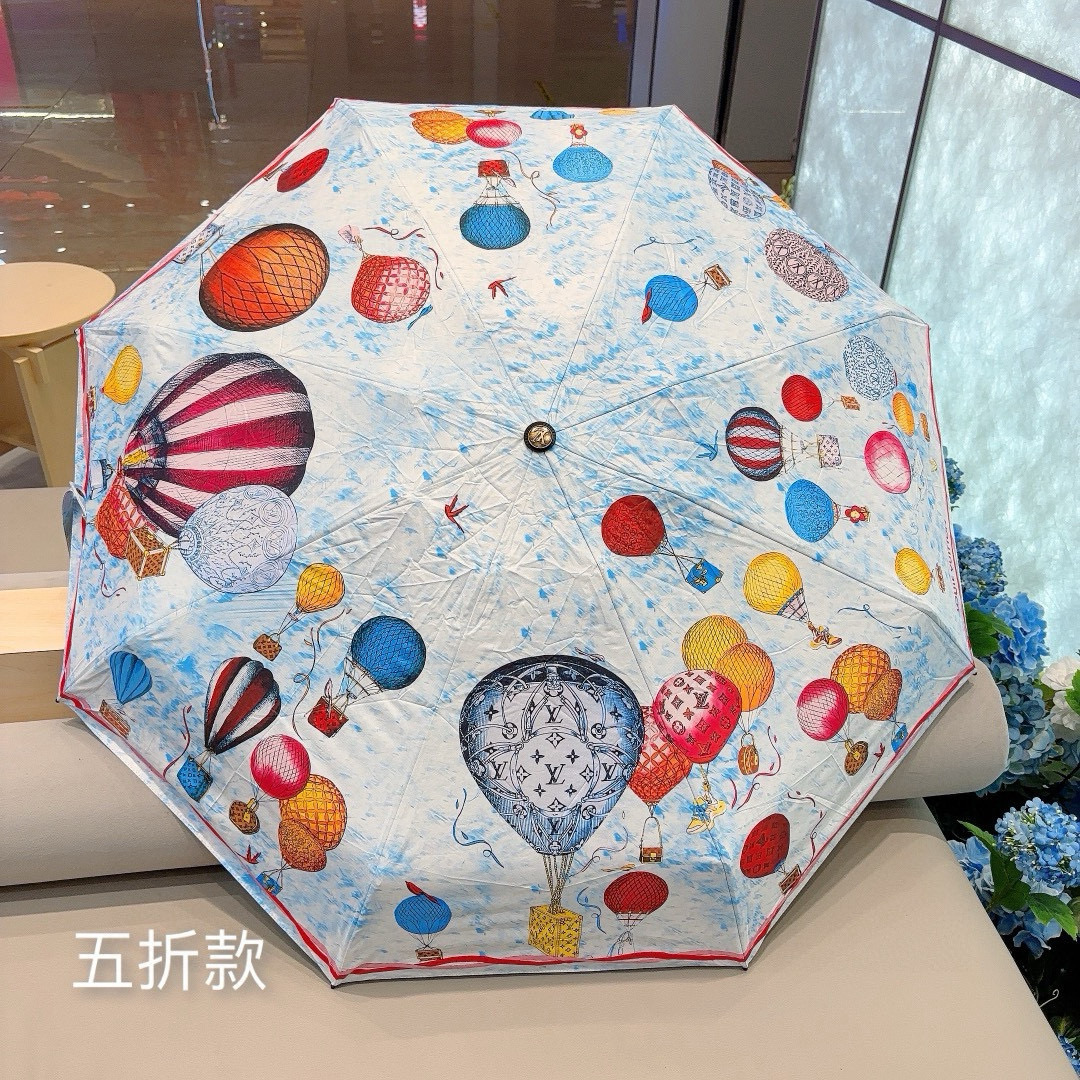  LOUIS VUITTON（路易威登）五折伞 热卖款 时尚指数爆表 不论晴天雨天使用都相得益彰 拥有它