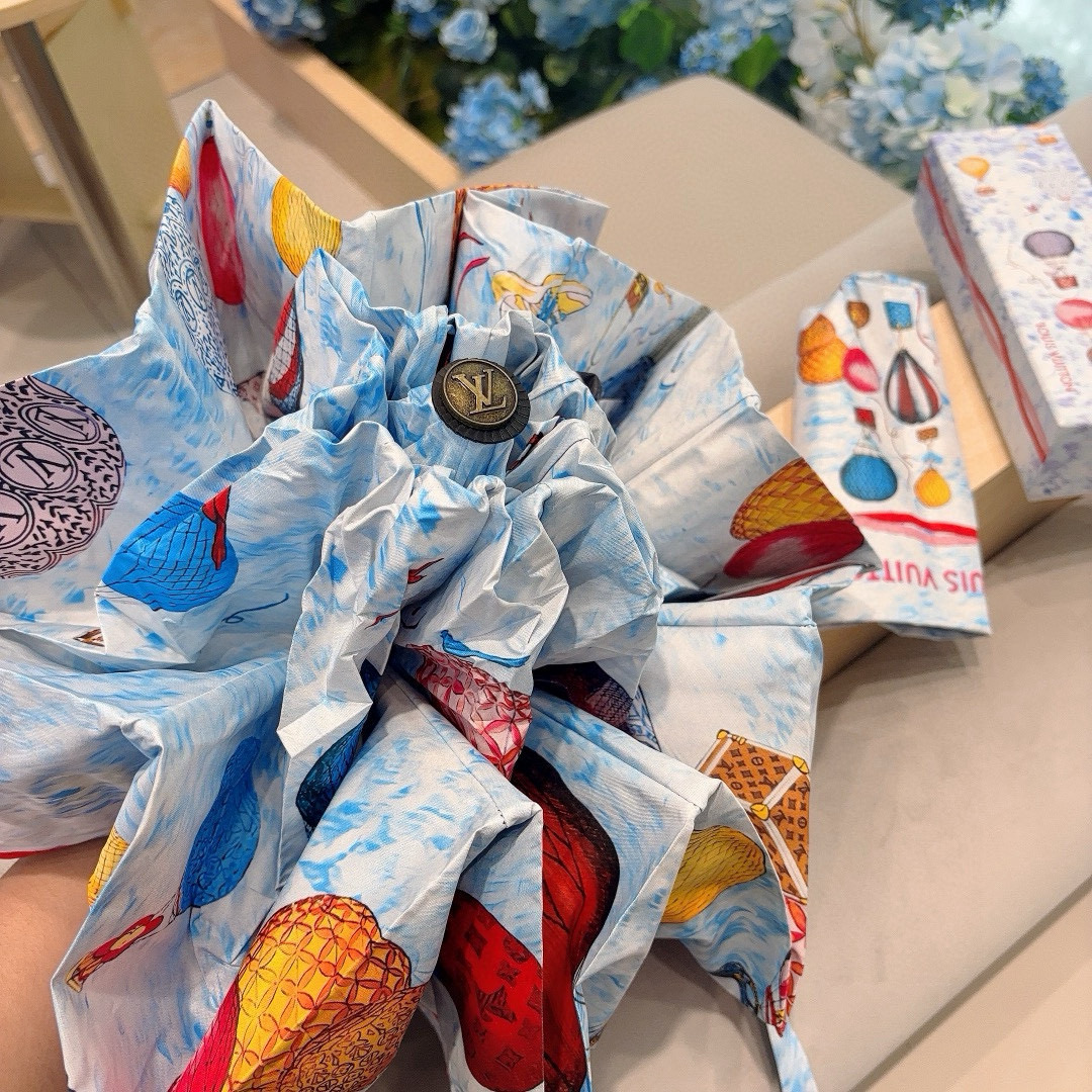  LOUIS VUITTON（路易威登）五折伞 热卖款 时尚指数爆表 不论晴天雨天使用都相得益彰 拥有它