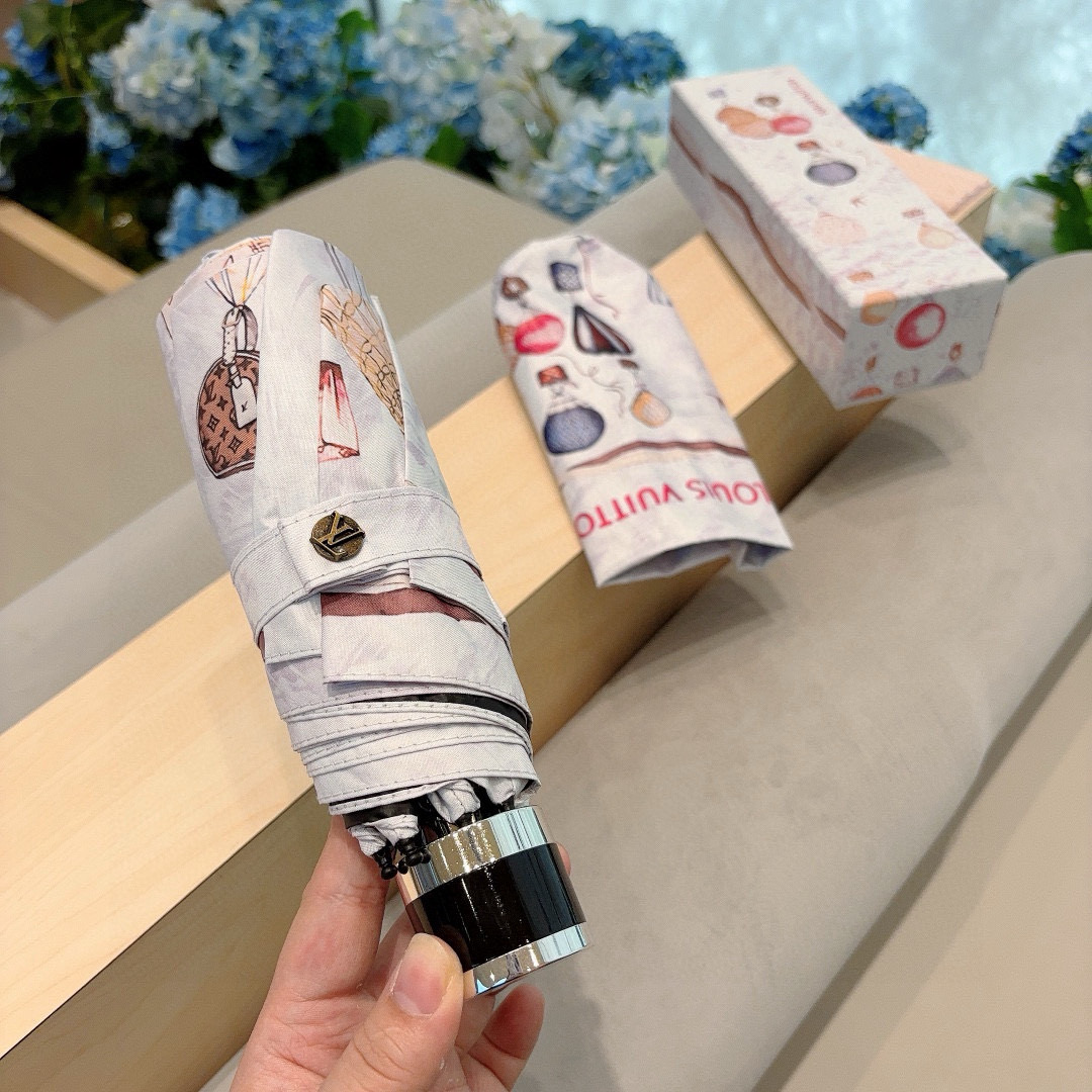  LOUIS VUITTON（路易威登）五折伞 热卖款 时尚指数爆表 不论晴天雨天使用都相得益彰 拥有它