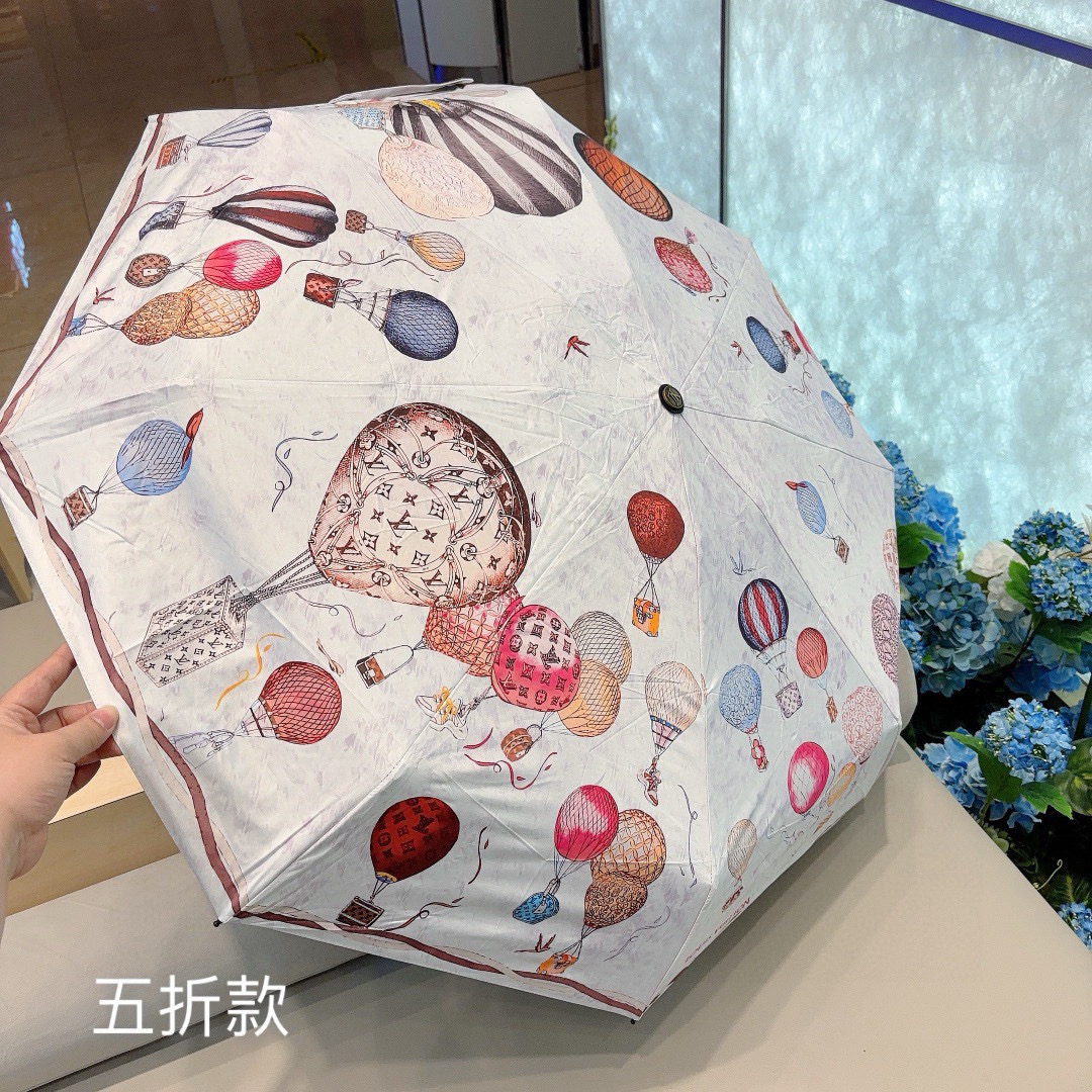  LOUIS VUITTON（路易威登）五折伞 热卖款 时尚指数爆表 不论晴天雨天使用都相得益彰 拥有它
