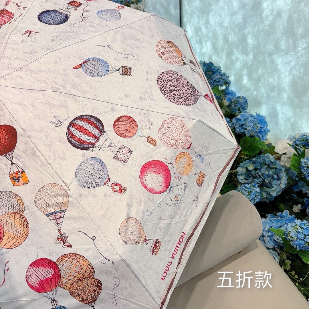  LOUIS VUITTON（路易威登）五折伞 热卖款 时尚指数爆表 不论晴天雨天使用都相得益彰 拥有它