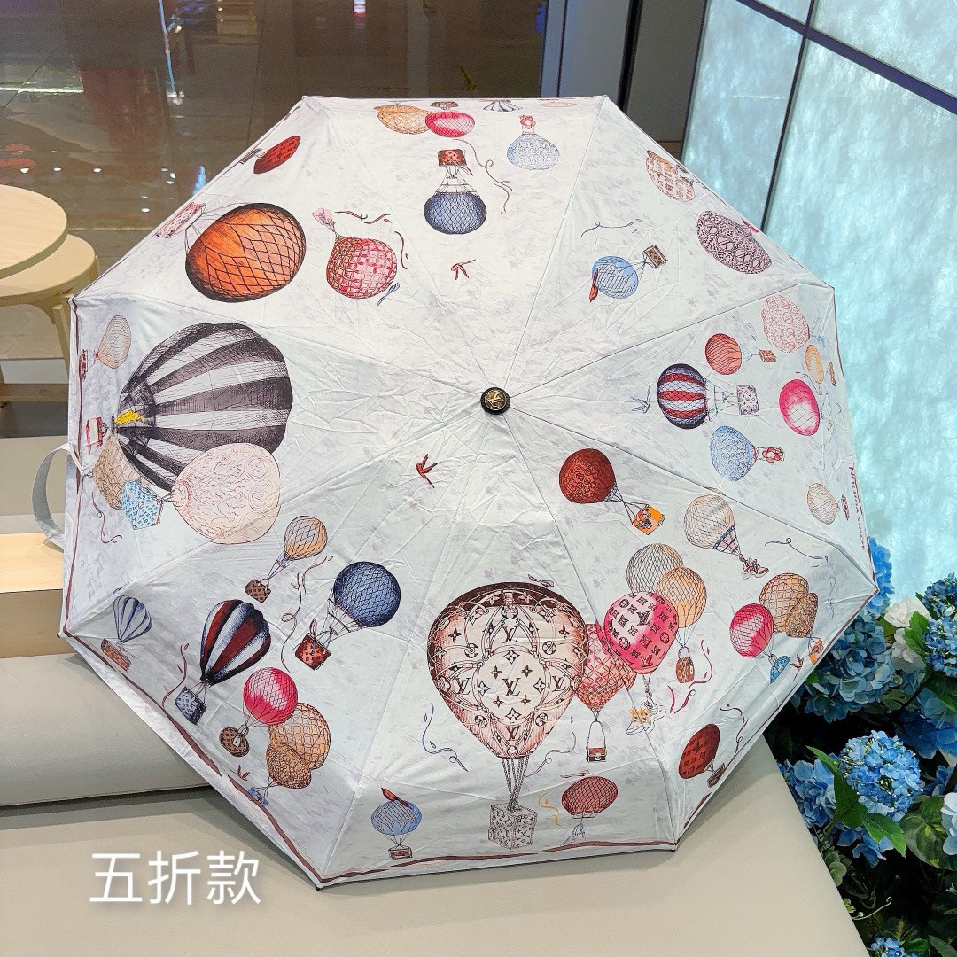  LOUIS VUITTON（路易威登）五折伞 热卖款 时尚指数爆表 不论晴天雨天使用都相得益彰 拥有它