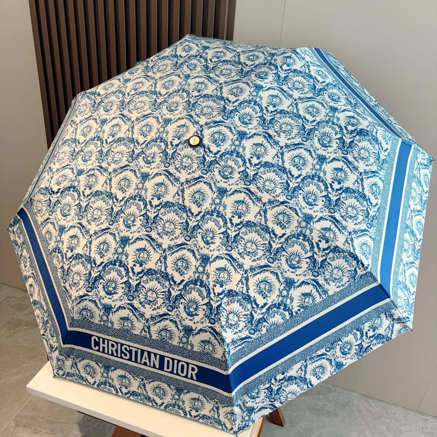  DIOR（迪奥）三折自动折叠晴雨伞  时尚原单代工品质 细节精致 看得见的品质 打破一成不变 色泽纯正