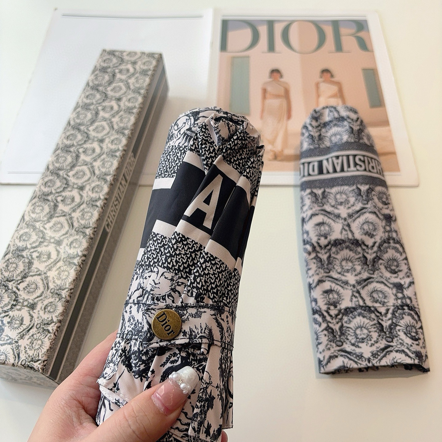  DIOR（迪奥）三折自动折叠晴雨伞  时尚原单代工品质 细节精致 看得见的品质 打破一成不变 色泽纯正