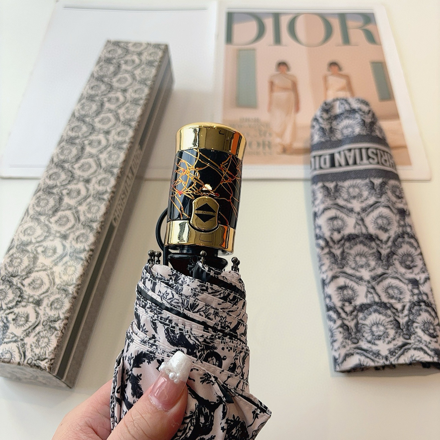  DIOR（迪奥）三折自动折叠晴雨伞  时尚原单代工品质 细节精致 看得见的品质 打破一成不变 色泽纯正
