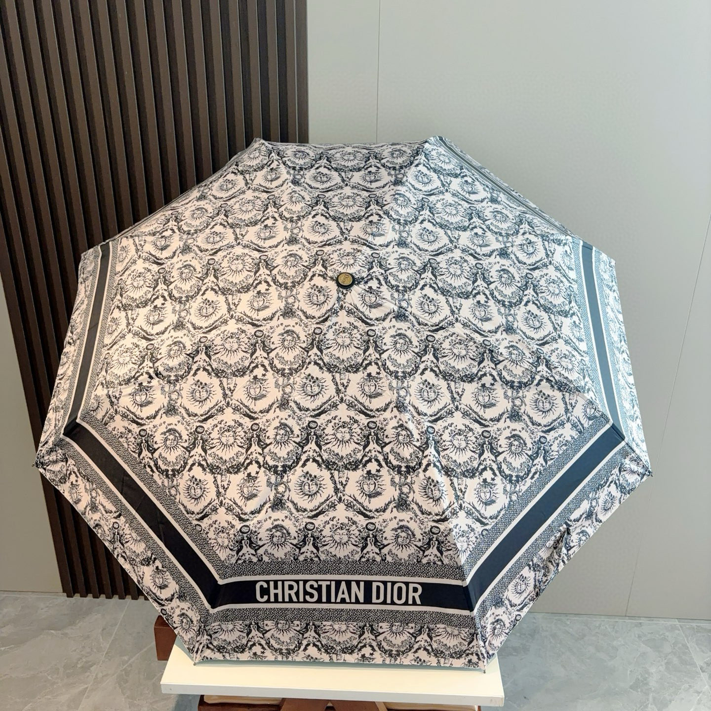  DIOR（迪奥）三折自动折叠晴雨伞  时尚原单代工品质 细节精致 看得见的品质 打破一成不变 色泽纯正