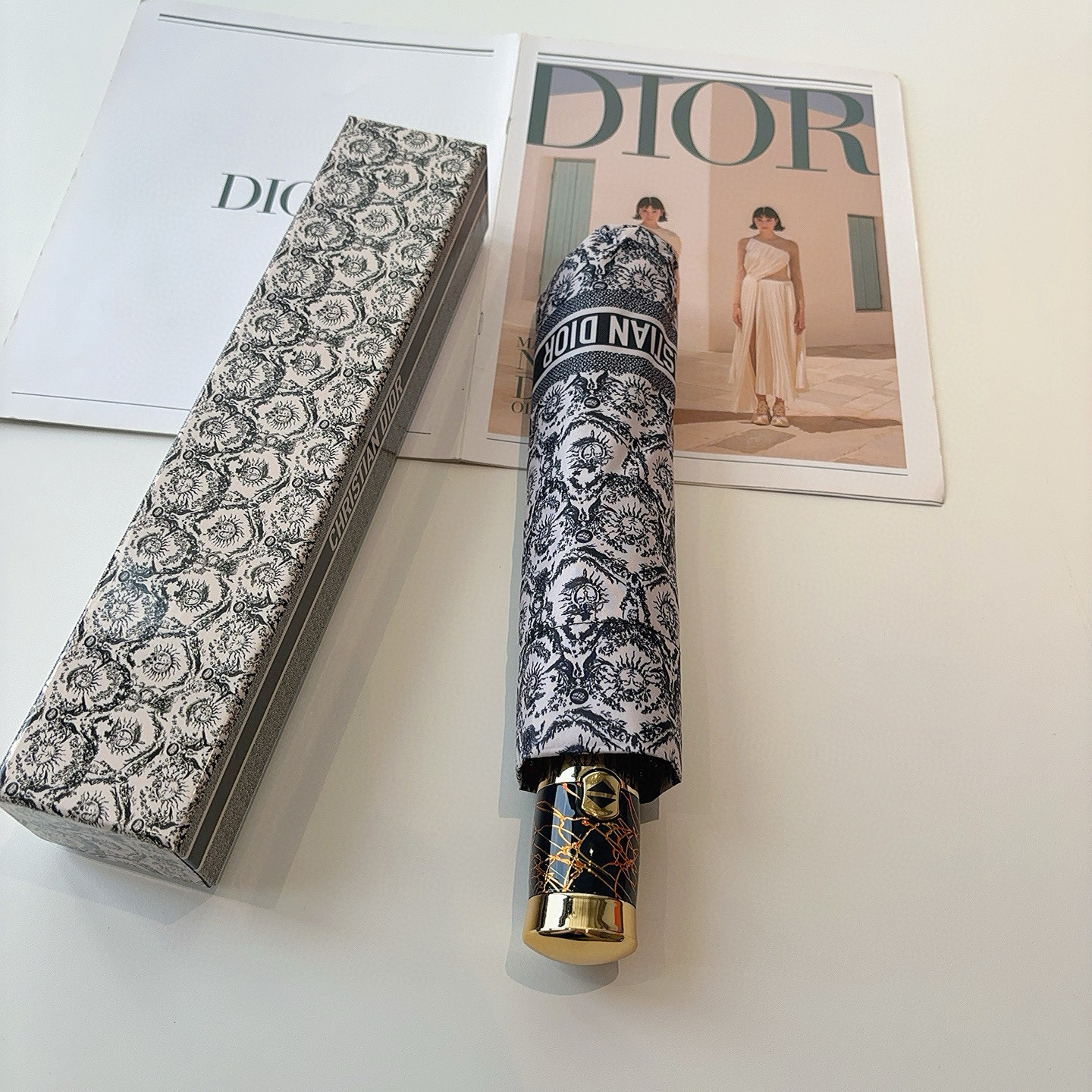 DIOR（迪奥）三折自动折叠晴雨伞  时尚原单代工品质 细节精致 看得见的品质 打破一成不变 色泽纯正