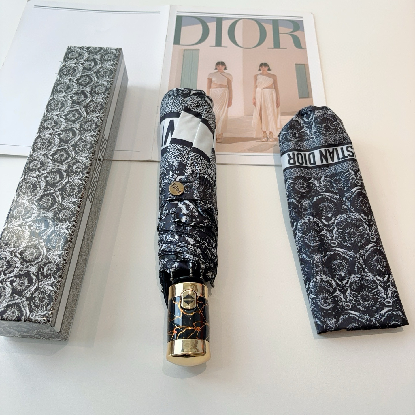  DIOR（迪奥）三折自动折叠晴雨伞  时尚原单代工品质 细节精致 看得见的品质 打破一成不变 色泽纯正
