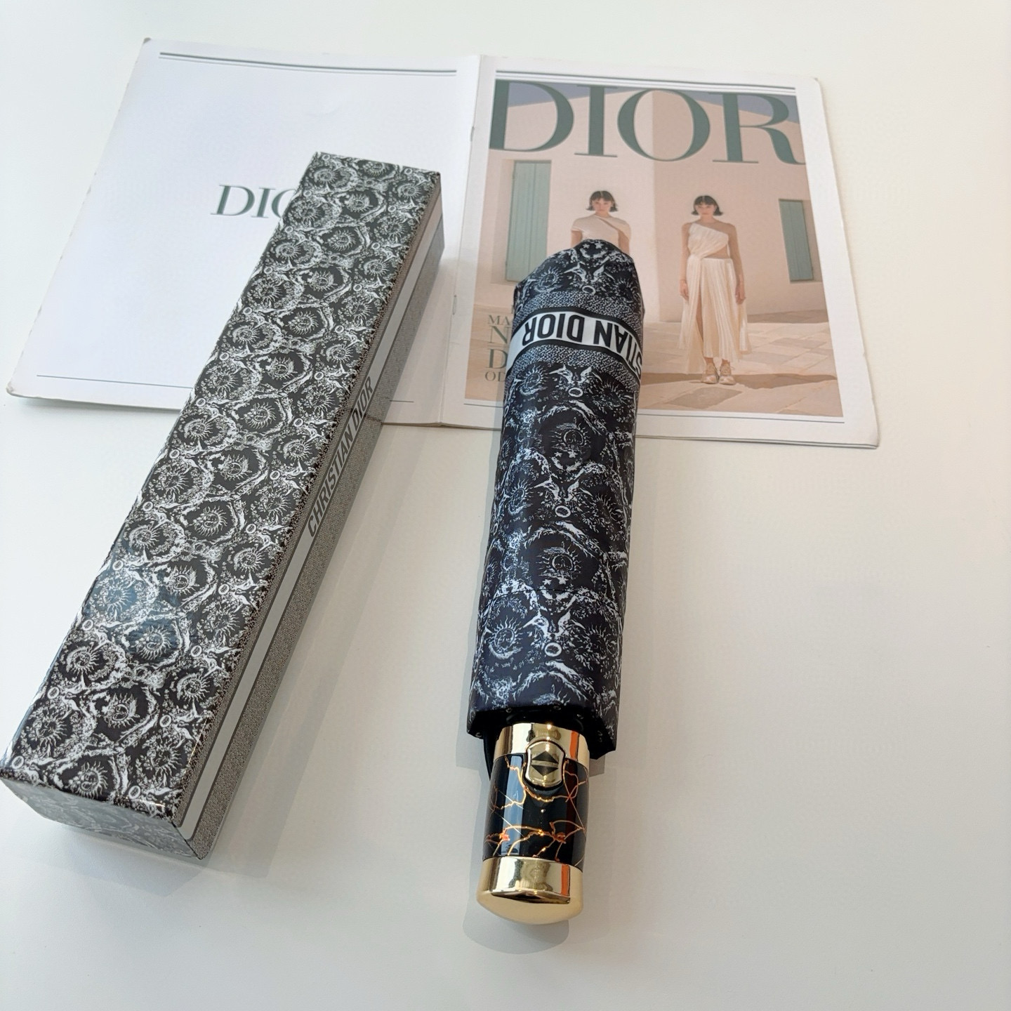  DIOR（迪奥）三折自动折叠晴雨伞  时尚原单代工品质 细节精致 看得见的品质 打破一成不变 色泽纯正