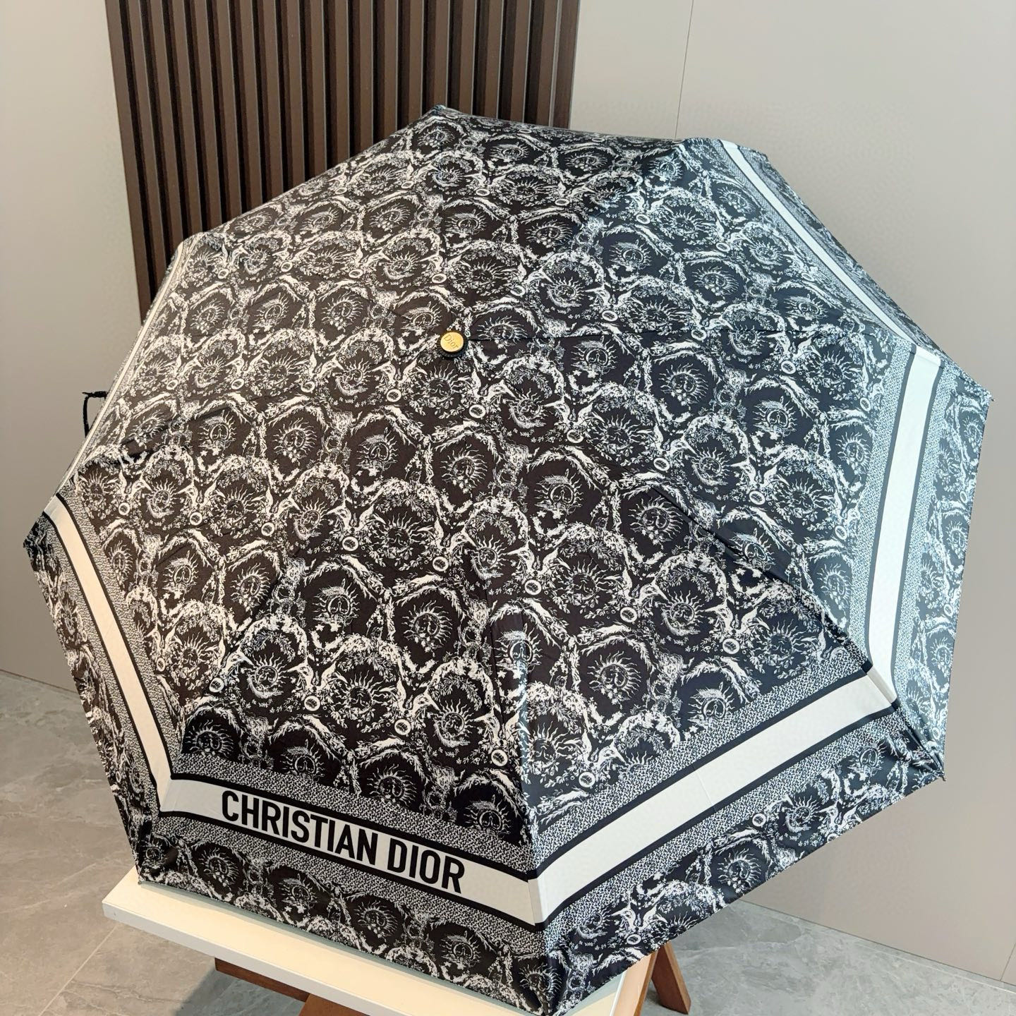  DIOR（迪奥）三折自动折叠晴雨伞  时尚原单代工品质 细节精致 看得见的品质 打破一成不变 色泽纯正