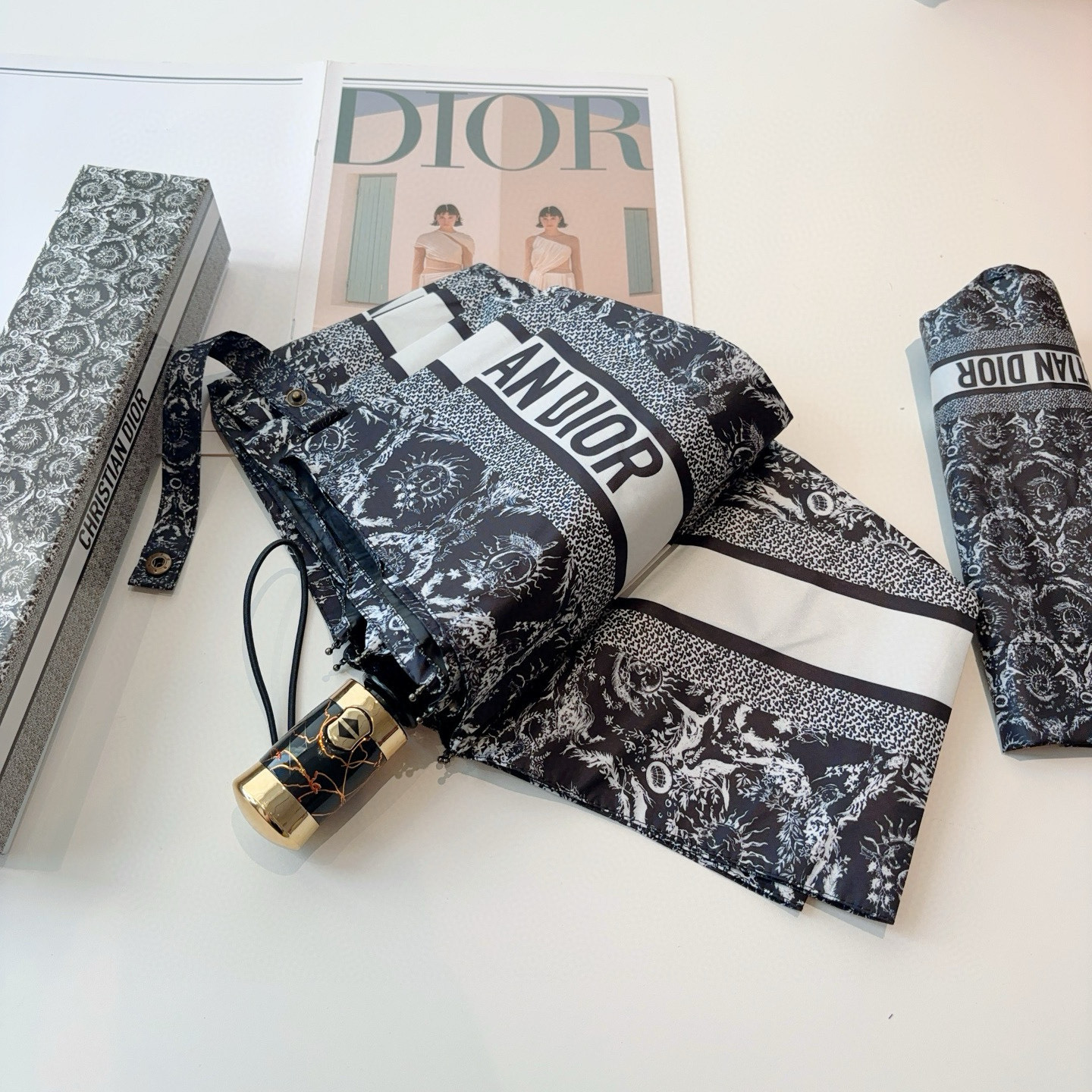  DIOR（迪奥）三折自动折叠晴雨伞  时尚原单代工品质 细节精致 看得见的品质 打破一成不变 色泽纯正