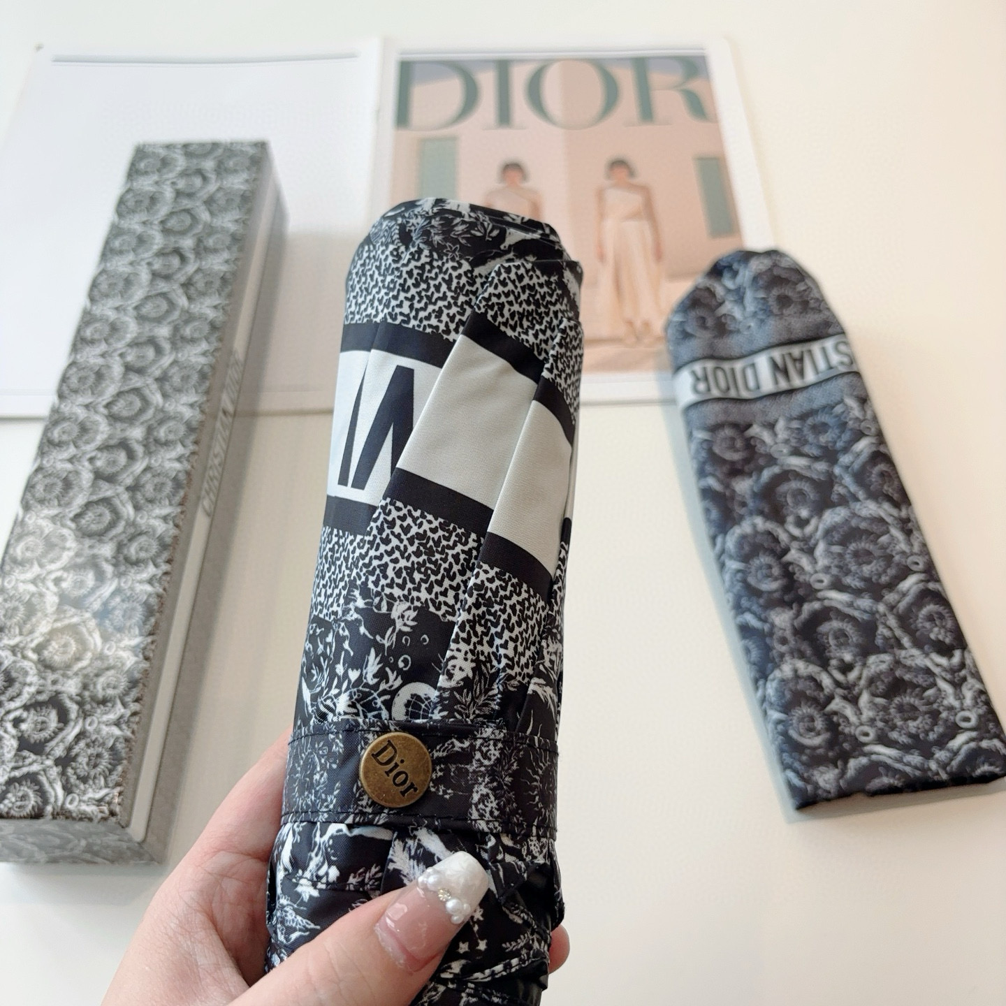  DIOR（迪奥）三折自动折叠晴雨伞  时尚原单代工品质 细节精致 看得见的品质 打破一成不变 色泽纯正