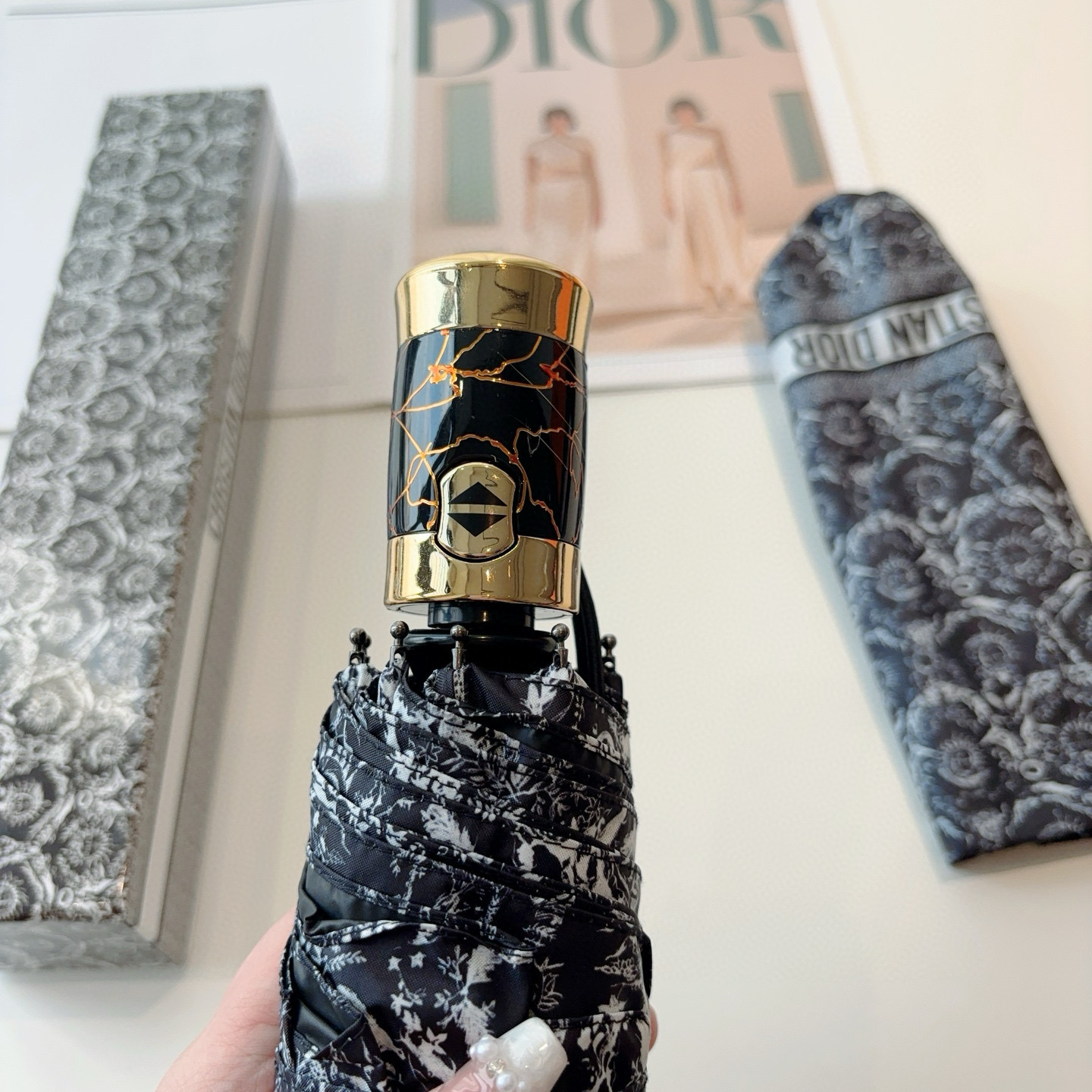  DIOR（迪奥）三折自动折叠晴雨伞  时尚原单代工品质 细节精致 看得见的品质 打破一成不变 色泽纯正