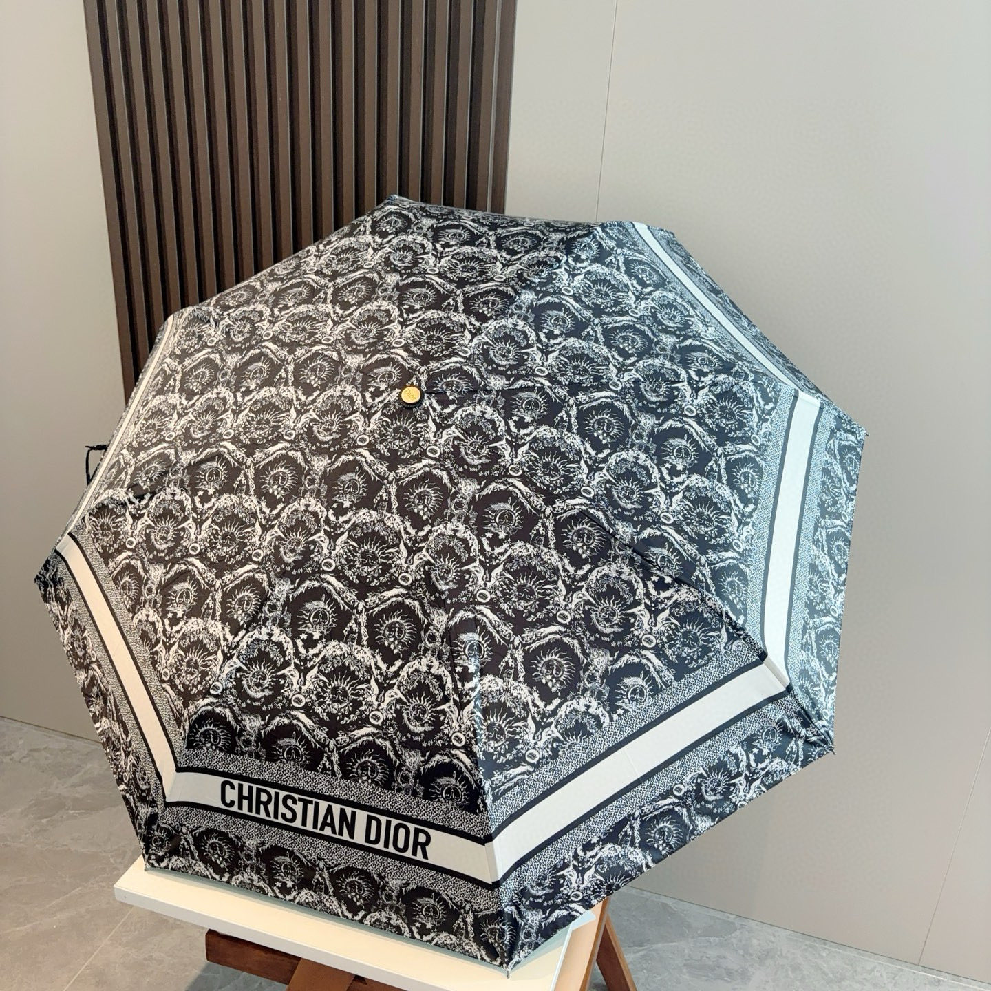  DIOR（迪奥）三折自动折叠晴雨伞  时尚原单代工品质 细节精致 看得见的品质 打破一成不变 色泽纯正