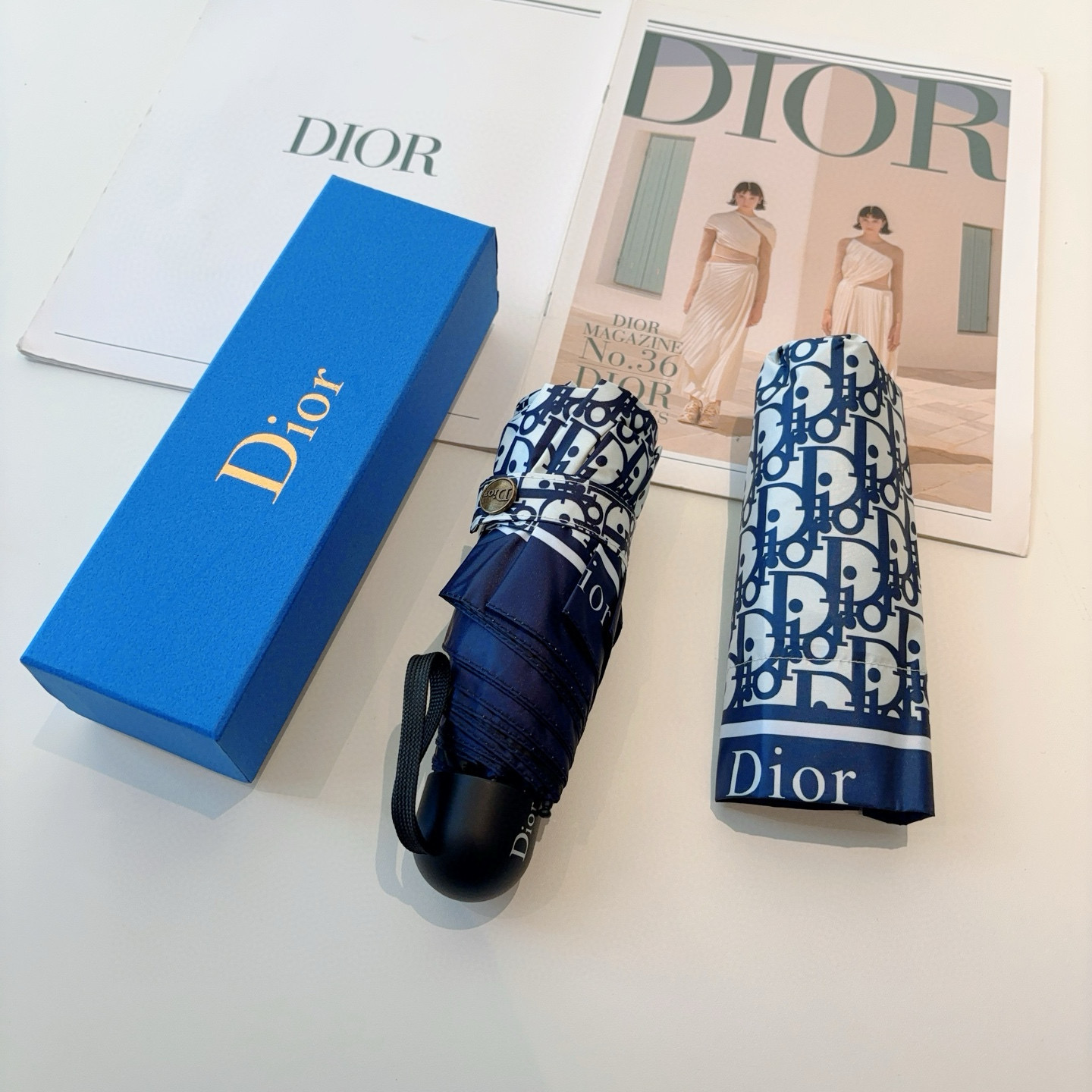  DIOR （迪奥） 五折手开折叠伞 超轻口袋 仅18cm  热卖款 时尚指数爆表 无论晴天雨天使用都相