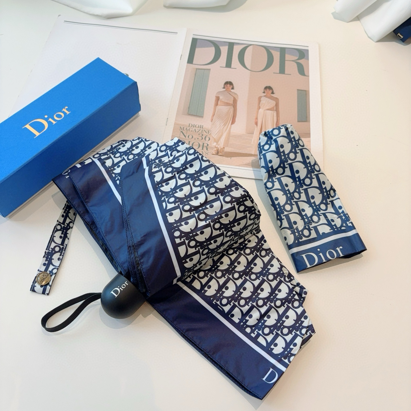  DIOR （迪奥） 五折手开折叠伞 超轻口袋 仅18cm  热卖款 时尚指数爆表 无论晴天雨天使用都相
