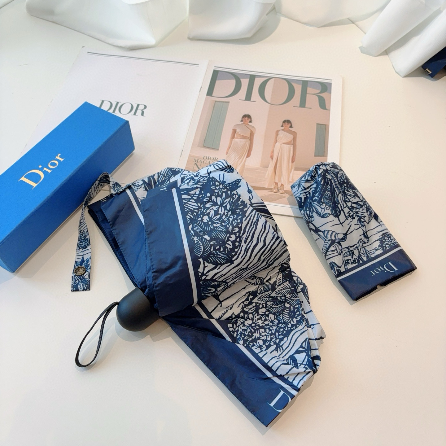  DIOR （迪奥） 五折手开折叠伞 超轻口袋 仅18cm  热卖款 时尚指数爆表 无论晴天雨天使用都相