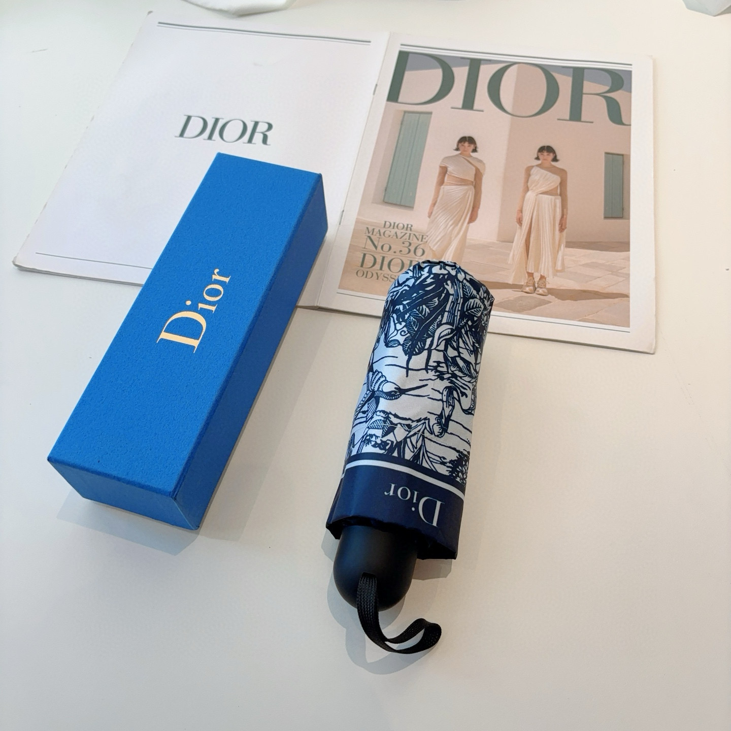  DIOR （迪奥） 五折手开折叠伞 超轻口袋 仅18cm  热卖款 时尚指数爆表 无论晴天雨天使用都相