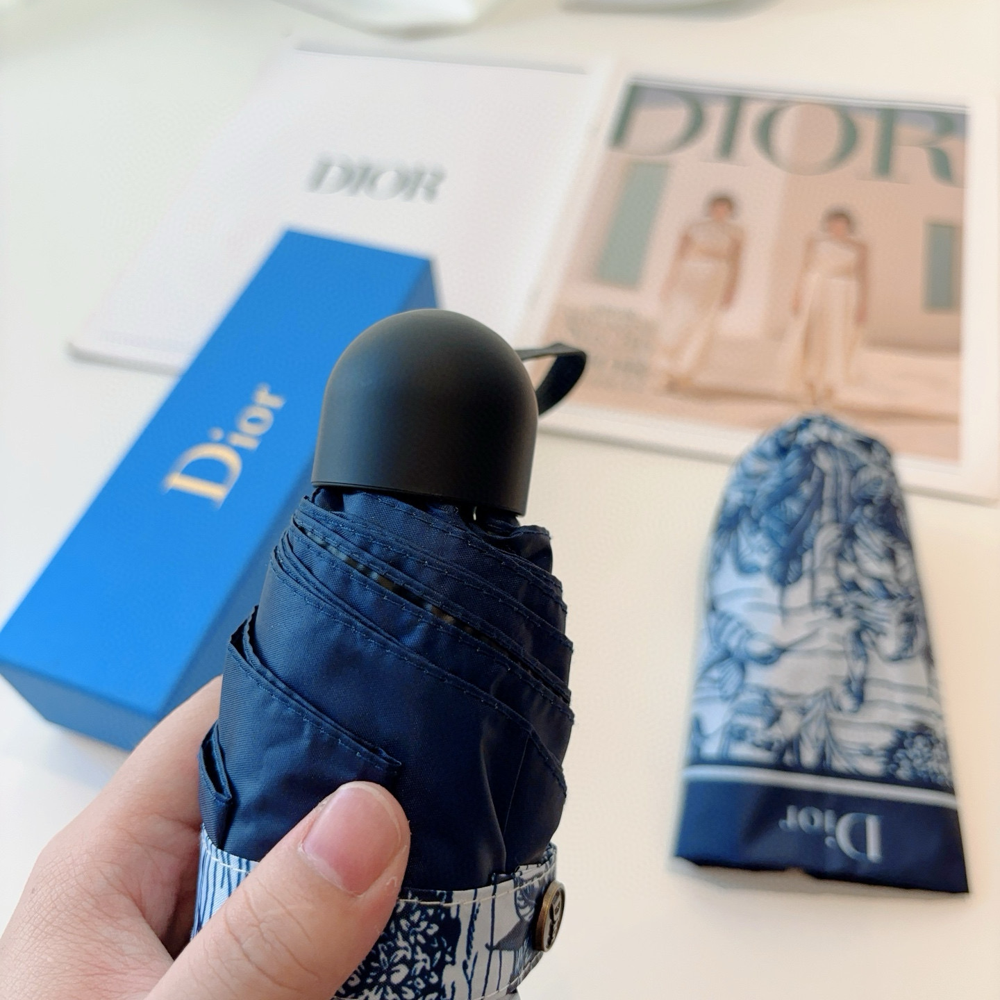  DIOR （迪奥） 五折手开折叠伞 超轻口袋 仅18cm  热卖款 时尚指数爆表 无论晴天雨天使用都相