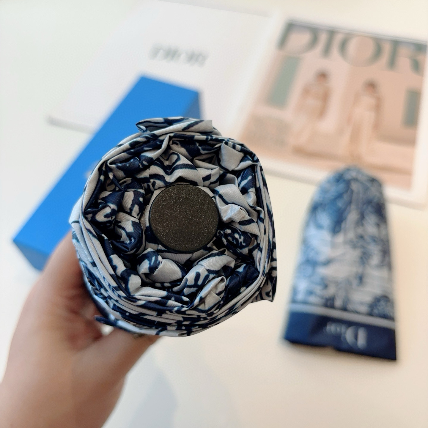  DIOR （迪奥） 五折手开折叠伞 超轻口袋 仅18cm  热卖款 时尚指数爆表 无论晴天雨天使用都相