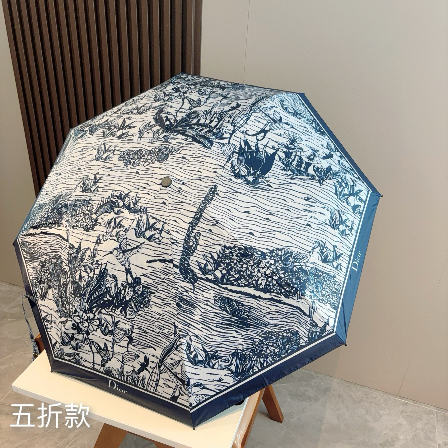  DIOR （迪奥） 五折手开折叠伞 超轻口袋 仅18cm  热卖款 时尚指数爆表 无论晴天雨天使用都相