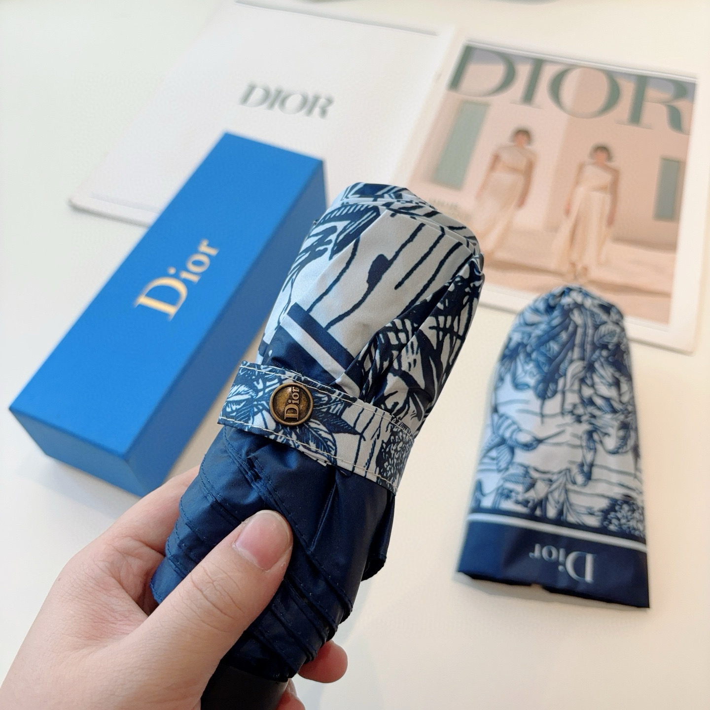  DIOR （迪奥） 五折手开折叠伞 超轻口袋 仅18cm  热卖款 时尚指数爆表 无论晴天雨天使用都相