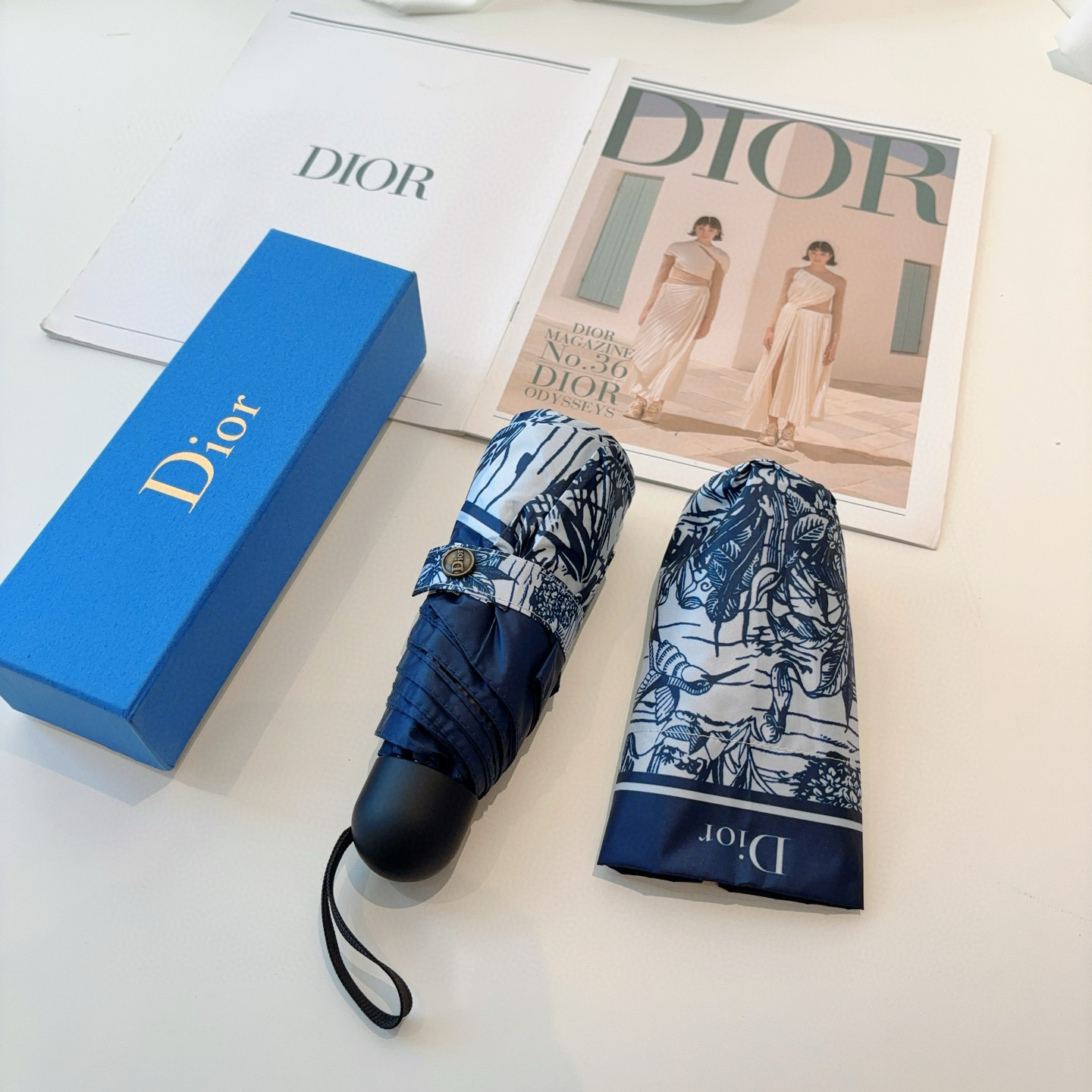  DIOR （迪奥） 五折手开折叠伞 超轻口袋 仅18cm  热卖款 时尚指数爆表 无论晴天雨天使用都相