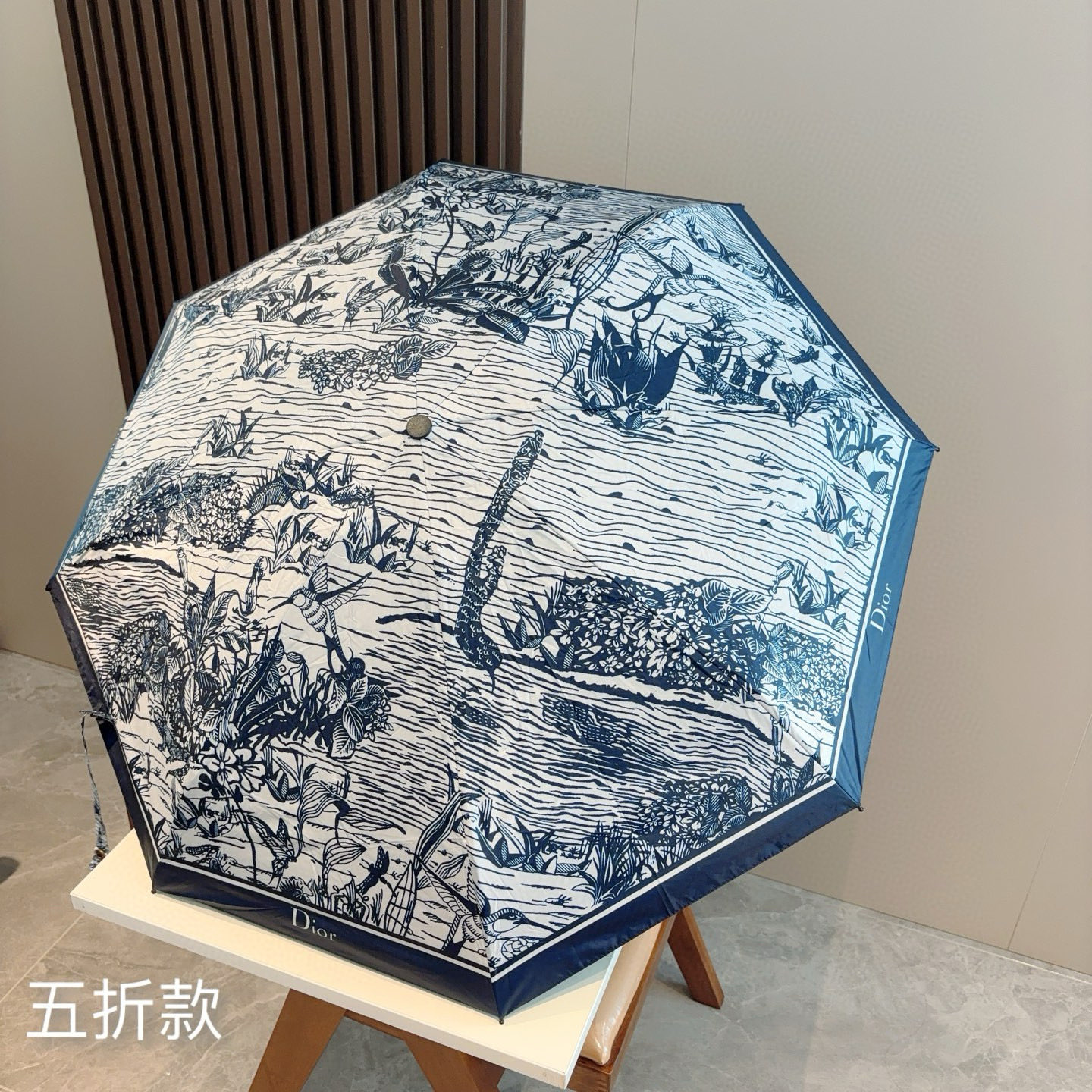  DIOR （迪奥） 五折手开折叠伞 超轻口袋 仅18cm  热卖款 时尚指数爆表 无论晴天雨天使用都相