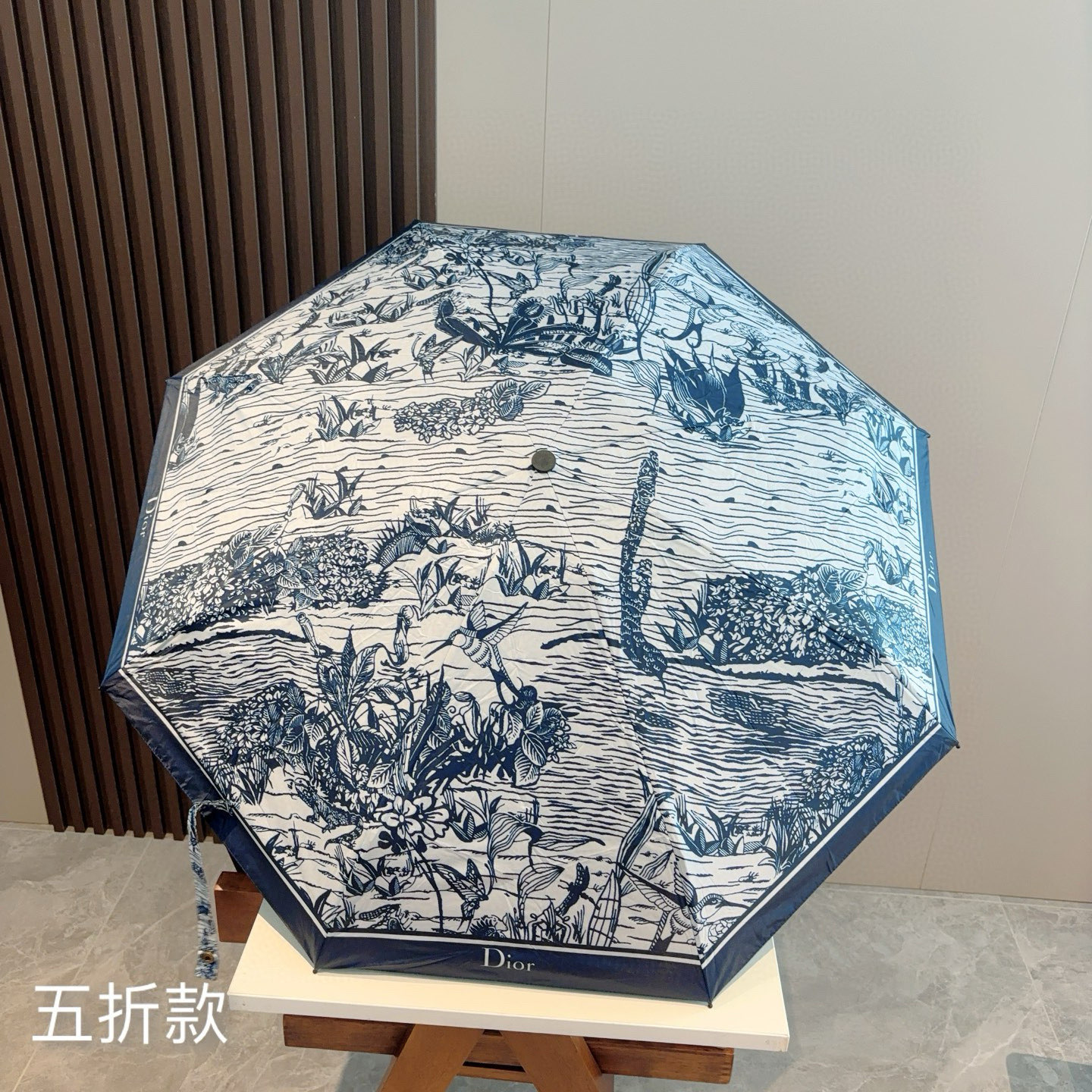  DIOR （迪奥） 五折手开折叠伞 超轻口袋 仅18cm  热卖款 时尚指数爆表 无论晴天雨天使用都相