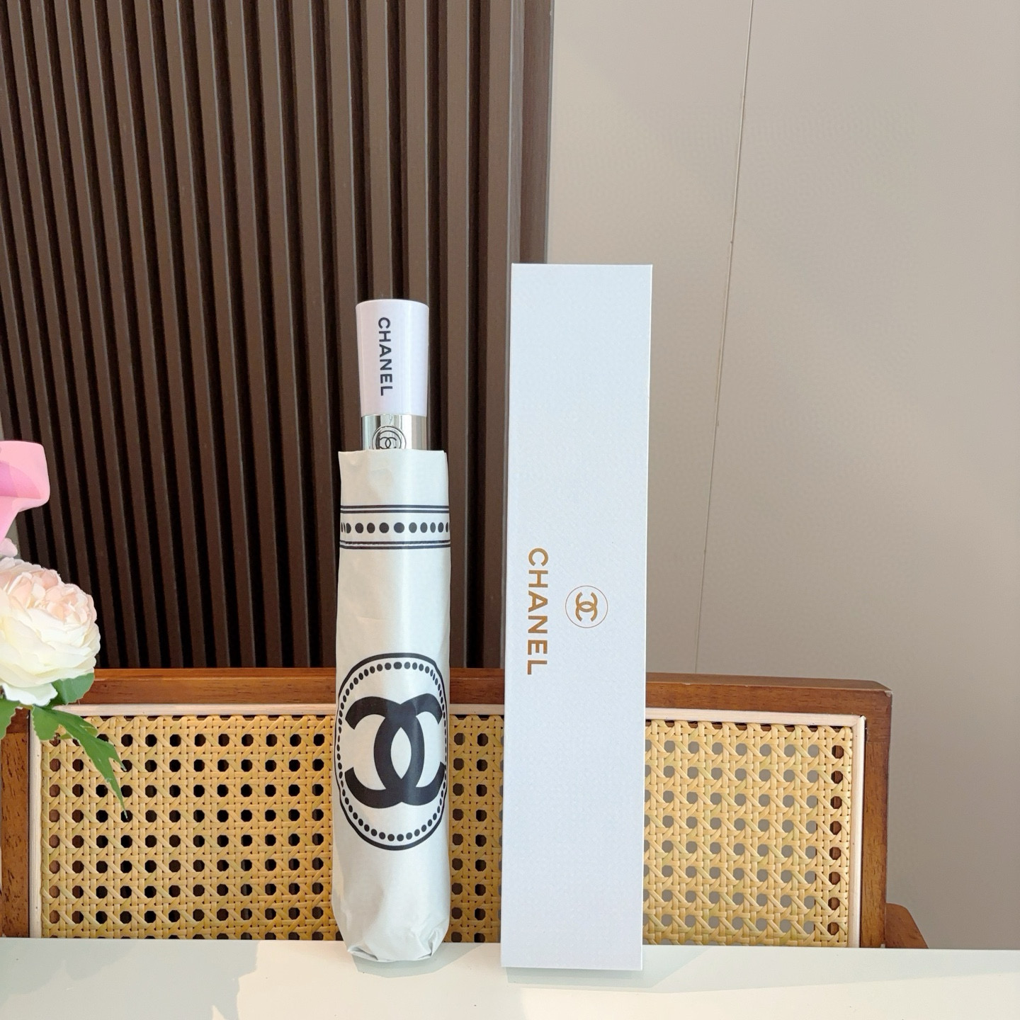  CHANEL（香奈儿）三折自动折叠晴雨伞 集合香奈儿灵魂LOGO为一体的设计风格高雅奢华 带在身上带来