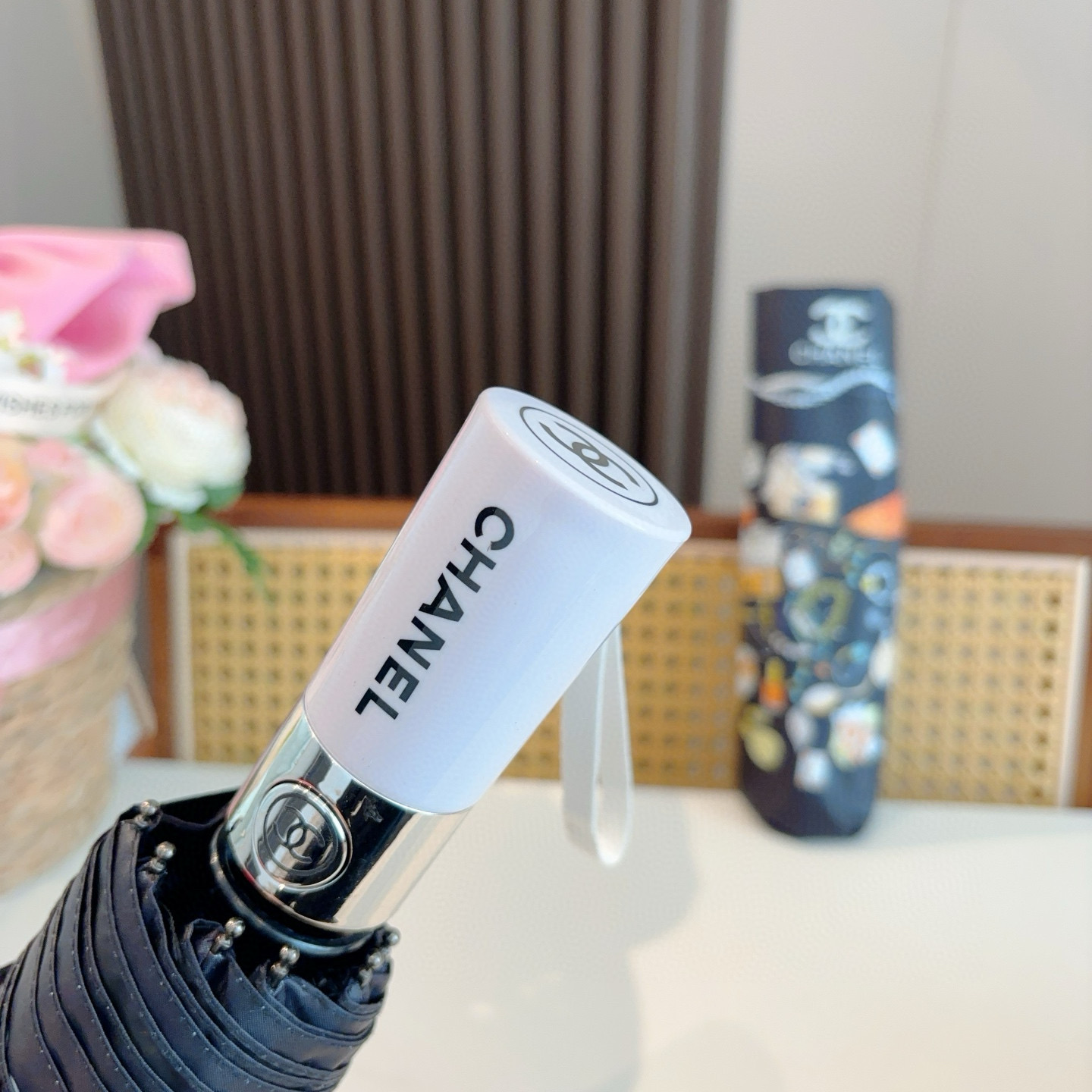  CHANEL（香奈儿）三折自动折叠晴雨伞 集合香奈儿灵魂LOGO为一体的设计风格高雅奢华 带在身上带来