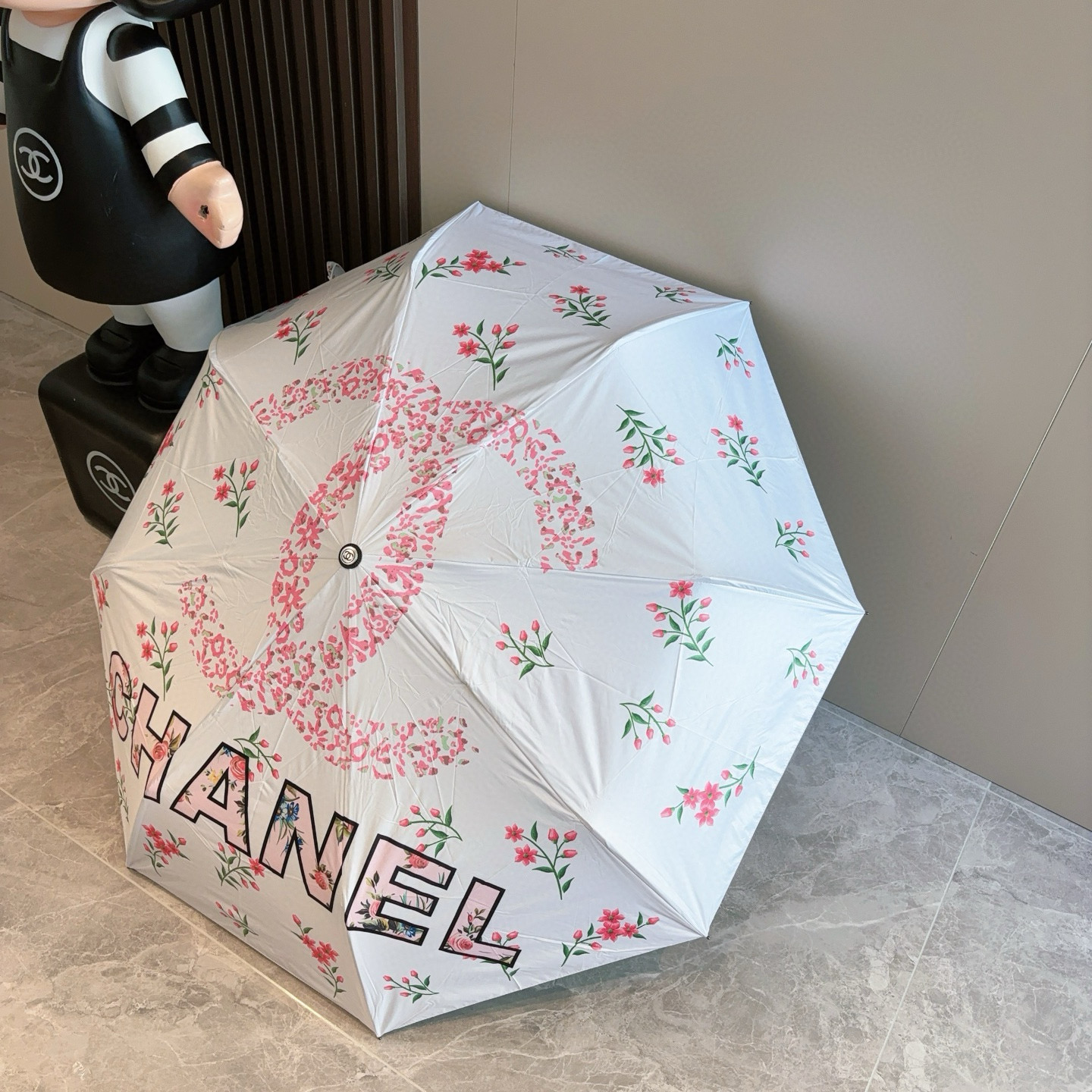 CHANEL（香奈儿）三折自动折叠晴雨伞 集合香奈儿灵魂LOGO为一体的设计风格高雅奢华 带在身上带来